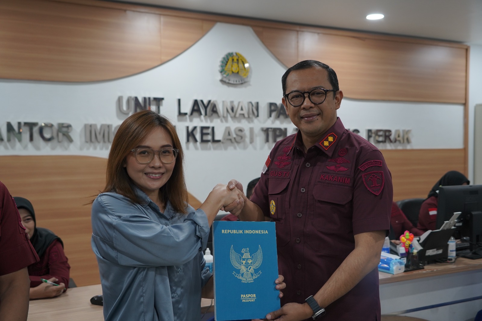 SERAHKAN - Petugas Imigrasi membagikan paspor dan pendaftaran PT Perorangan Gratis dalam rangka menyambut Hari Pengayoman ke 79 di acara Car Free Day Taman Bungkul, Surabaya, Minggu (04/08/2024) besok.