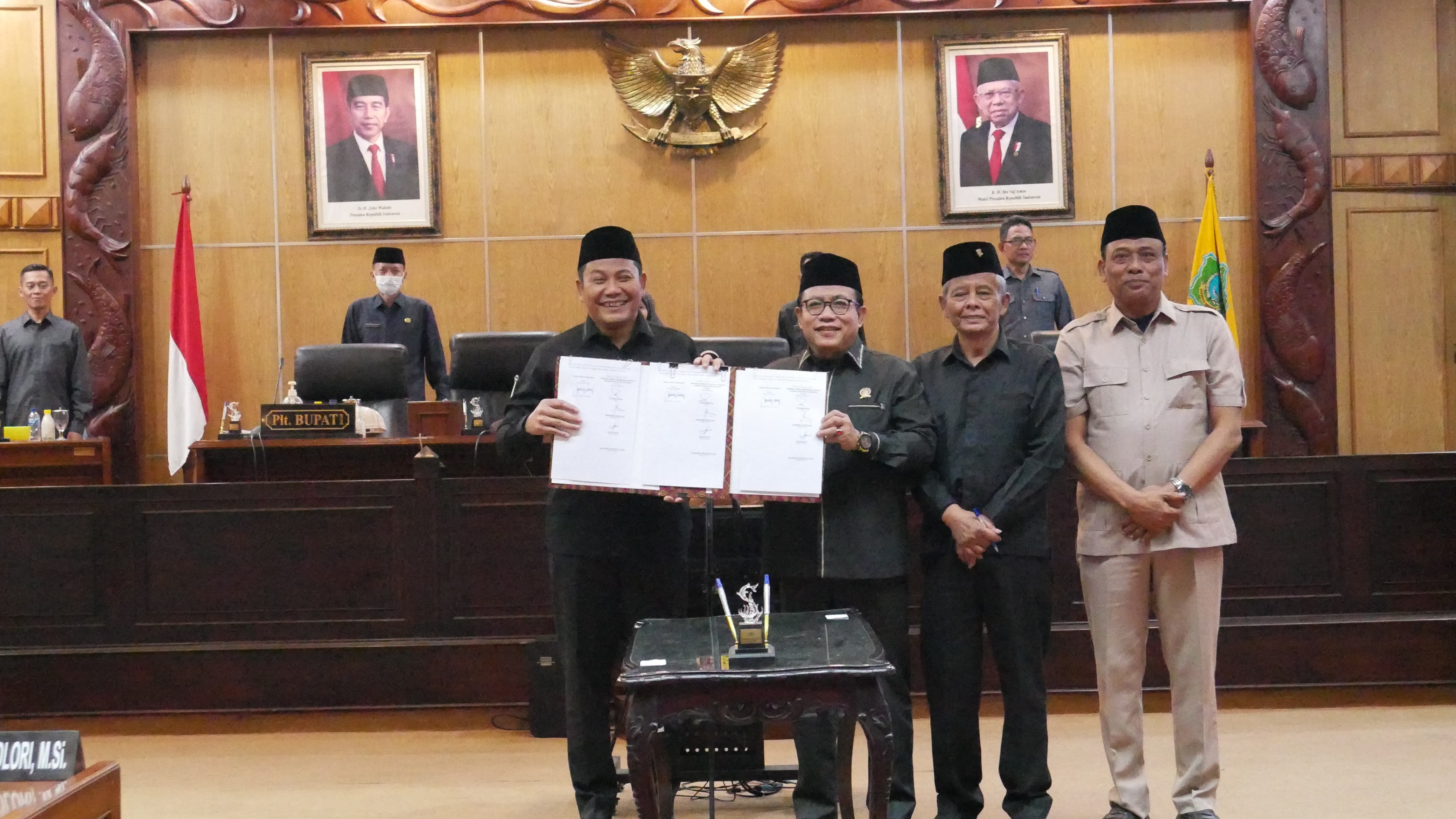 SAHKAN - Ketua DPRD Sidoarjo, H Usman dan Plt Bupati Sidoarjo, Subandi mengesahkan Raperda Perubahan APBD Tahun 2024 di kantor DPRD Sidoarjo, Jumat (02/08/2024).