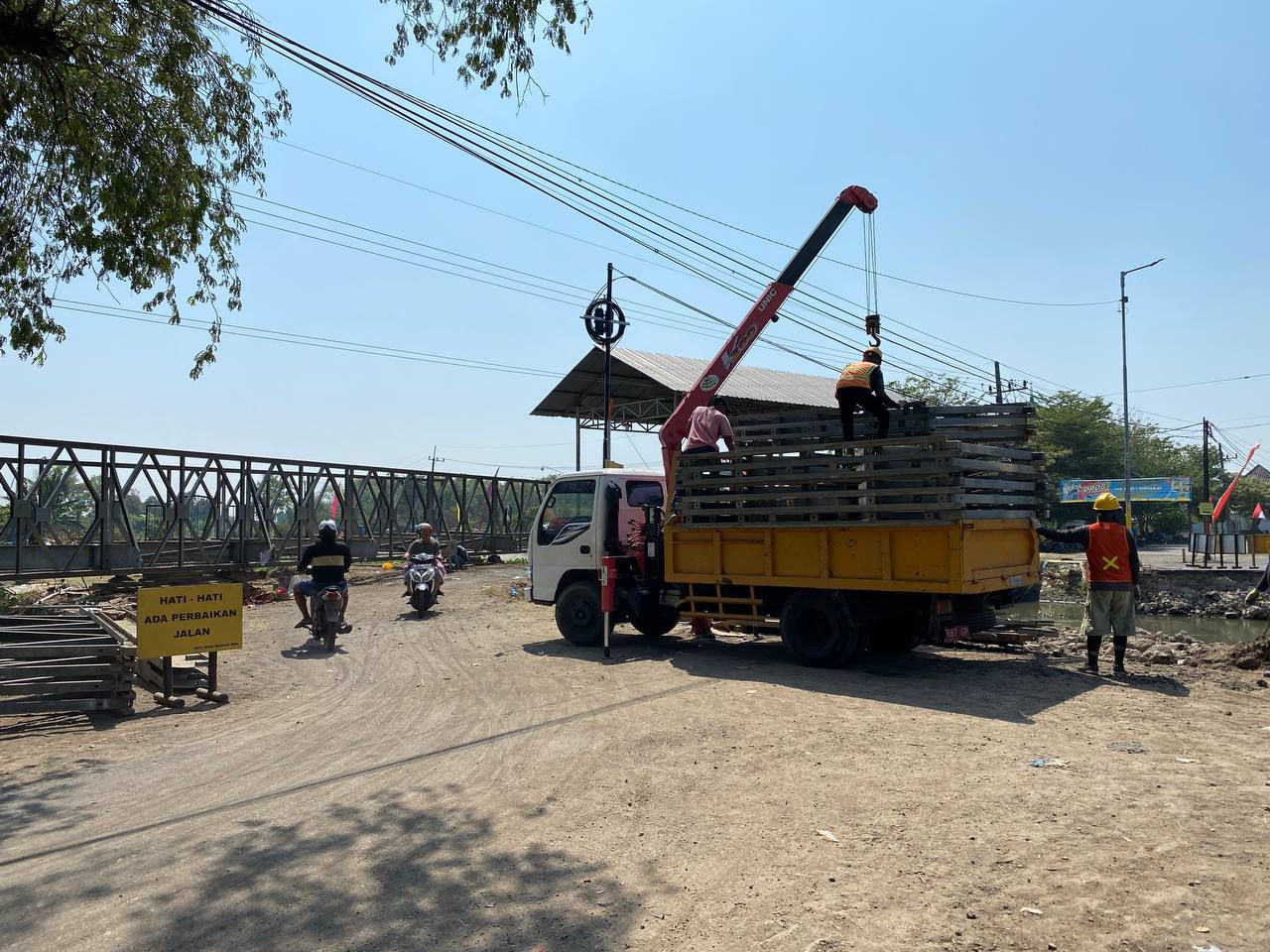 RANGKAI - Pembangunan Jembatan Bailey terus berlangsung di area bekas Jembatan Desa Kedungpeluk, Kecamatan Candi, Sisoarjo yang ambruk, Selasa (16/07/2024) lalu. Mulai Sabtu (03/08/2024) kemarin.