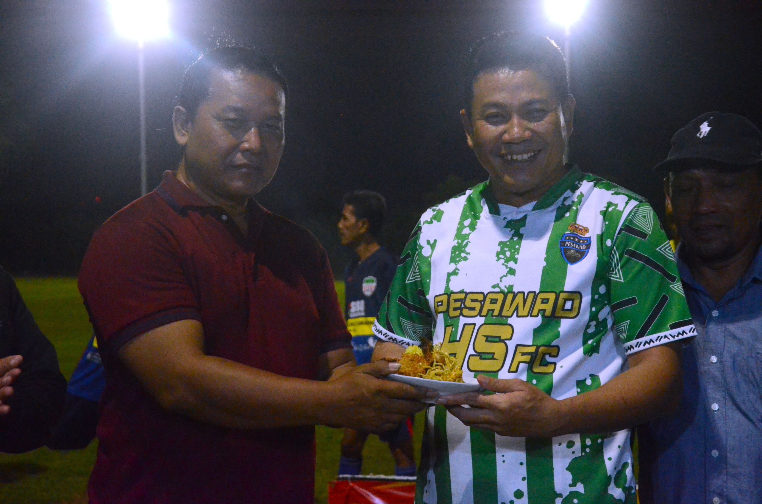 PEMBUKAAN - Plt Bupati Sidoarjo, Subandi membuka dan ikut memeriahkan hari ulang tahun Putra Kepala Club di Lapangan Sepakbola Desa Kloposepuluh, Kecamatan Sukodono, Sidoarjo, Minggu (05/08/2024) malam.