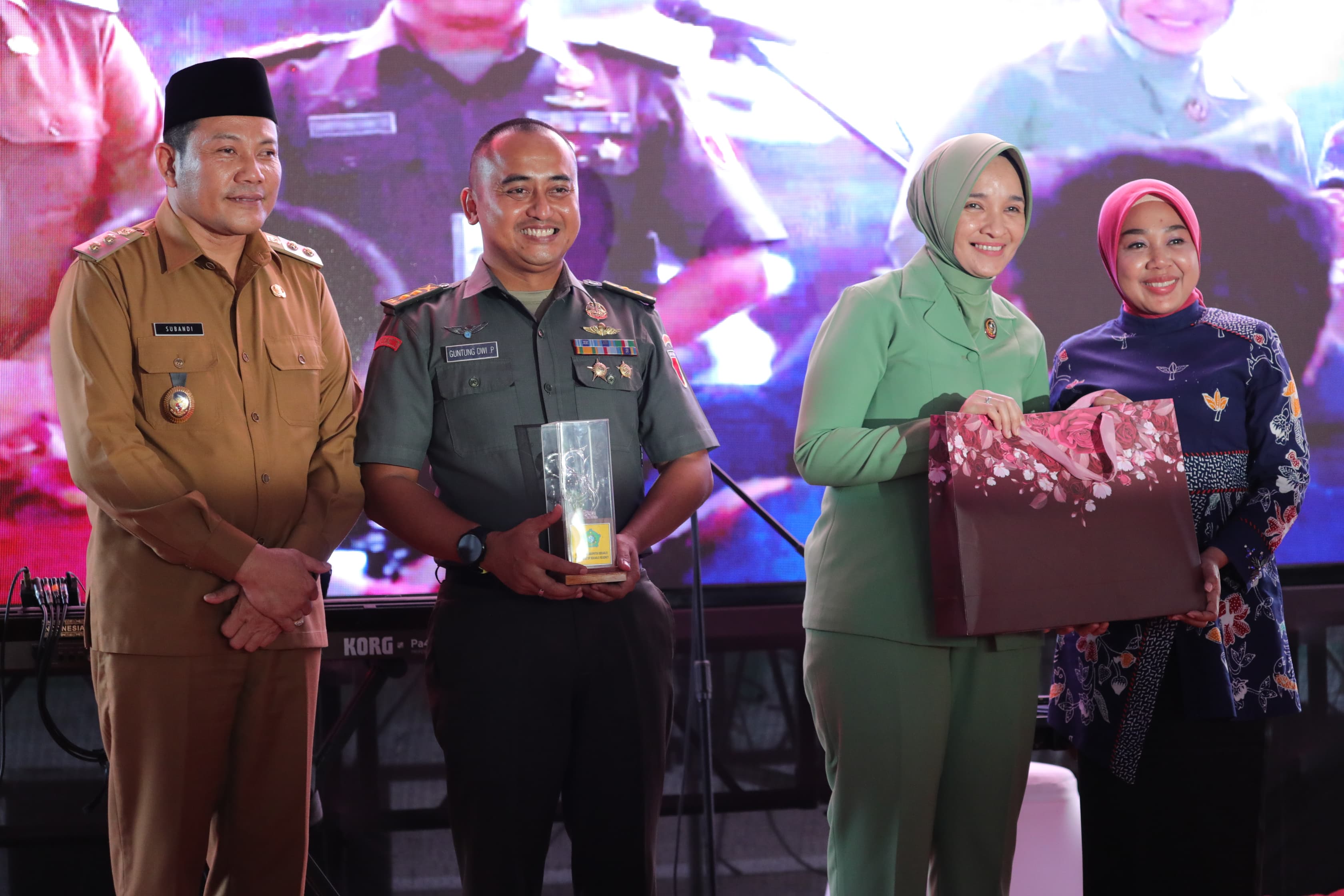 PISAH SAMBUT - Plt Bupati Sidoarjo, Subandi beserta istri mengikuti prosesi pisah sambut Dandim 0816 Sidoarjo di Mako Kodim 0816 Sidoarjo, Senin (05/08/2023) sore. 