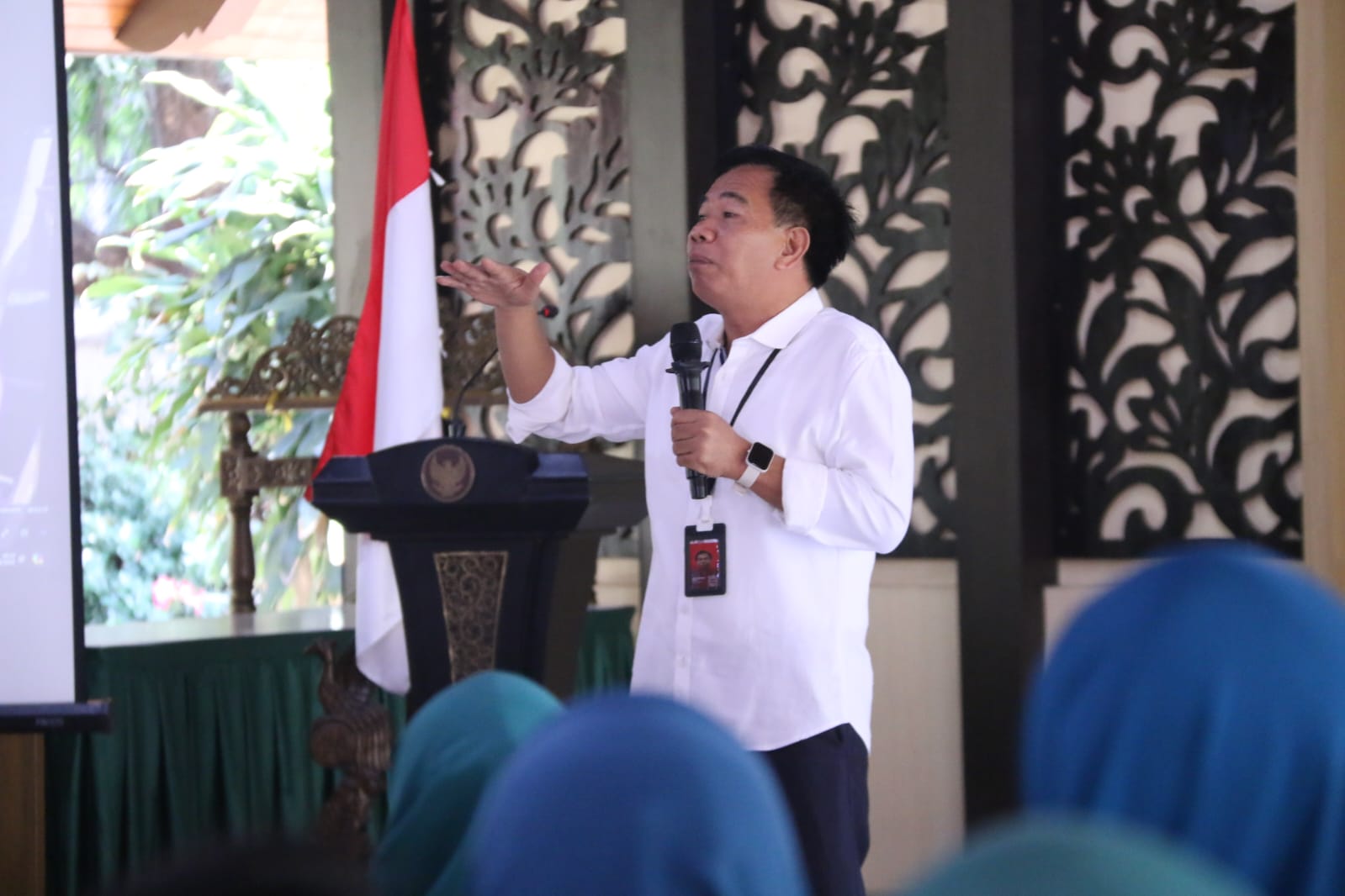 OLAH - Kepala Dinas Lingkungan Hidup dan Kebersihan (DLHK) Pemkab Sidoarjo, M Bahrul Amiq mengajak ibu-ibu PKK mengolah sampah rumah tangga menjadi pupuk organik eco-enzym yang dimanfaatkan untuk tanaman di Pendopo Delta Wibawa, Rabu (07/08/2024).