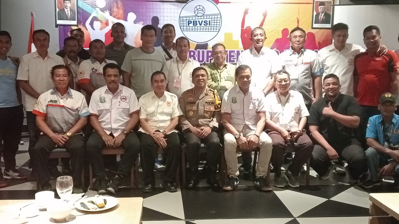MUSKABLUB - Proses Musyawarah Kabupaten Luar Biasa (Muskablub) PBVSI Sidoarjo secara aklamasi peserta memilih Kombes Pol Christian Tobing Ex Officio Kapolresta Sidoarjo sebagai Ketum Pengkab PBVSI periode 2024 - 2028 di Hotel Luminor, Rabu (07/08/2024).