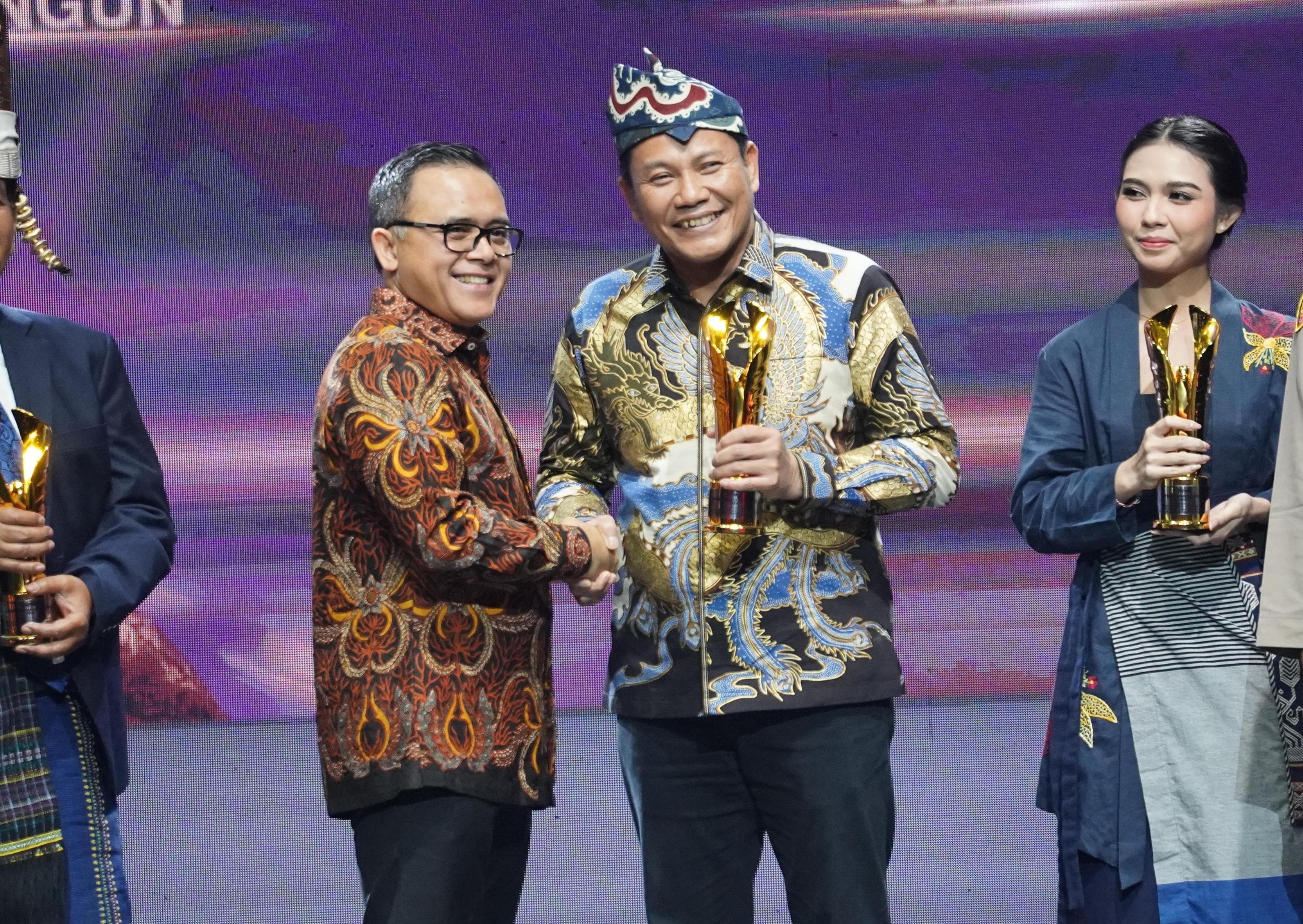 PENGHARGAAN - Menteri PAN RB, Azwar Anas menyerahkan penghargaan Pimpinan Daerah Award 2024 kepada Plt Bupati Sidoarjo di Jakarta, Kamis (08/08/2024) kemarin.