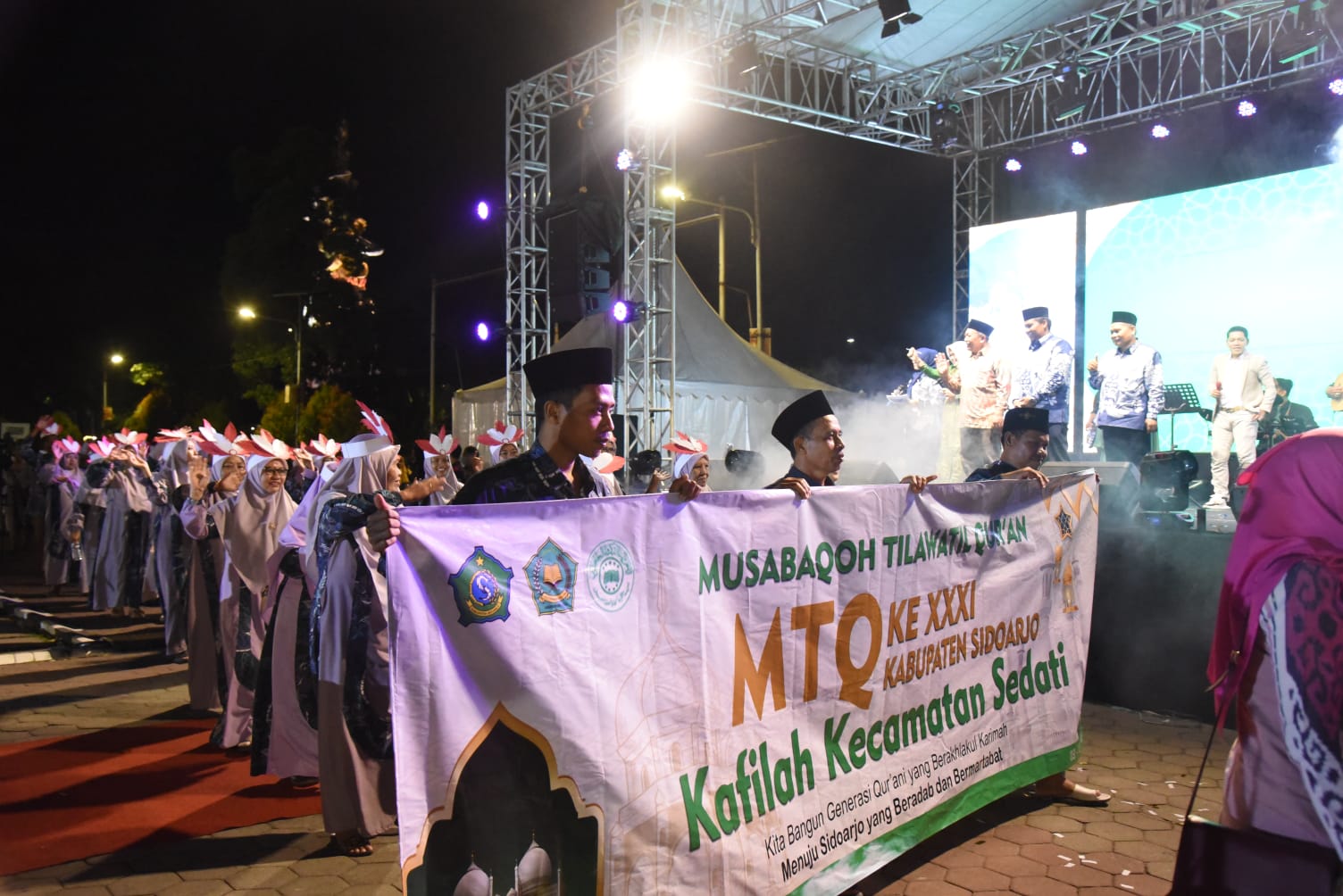 PEMBUKAAN - Sebanyak 516 peserta terdiri dari santri dan pelajar mengikuti pembukaan MTQ Kabupaten Sidoarjo ke XXXI Tahun 2024 di Alun-alun Sidoarjo, Jum'at (09/08/2024) malam.
