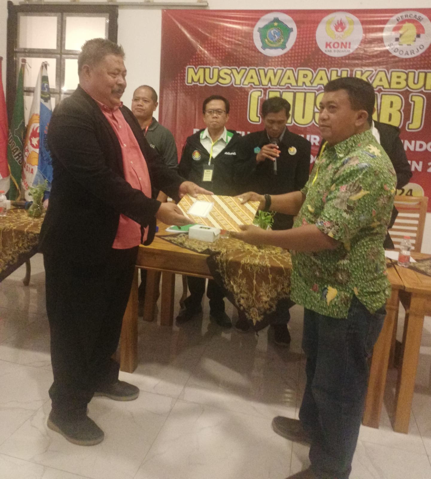 TERPILIH - Musyawarah Kabupaten (Muskab) Pengcab Percasi Sidoarjo kembali menetapkan Yusuf Santriyono sebagai Ketum Pengkab Percasi Sidoarjo periode 2024 - 2028 yang digelar di Cafe Tepi Teras, Sidoarjo, Jumat (09/08/2024) malam.