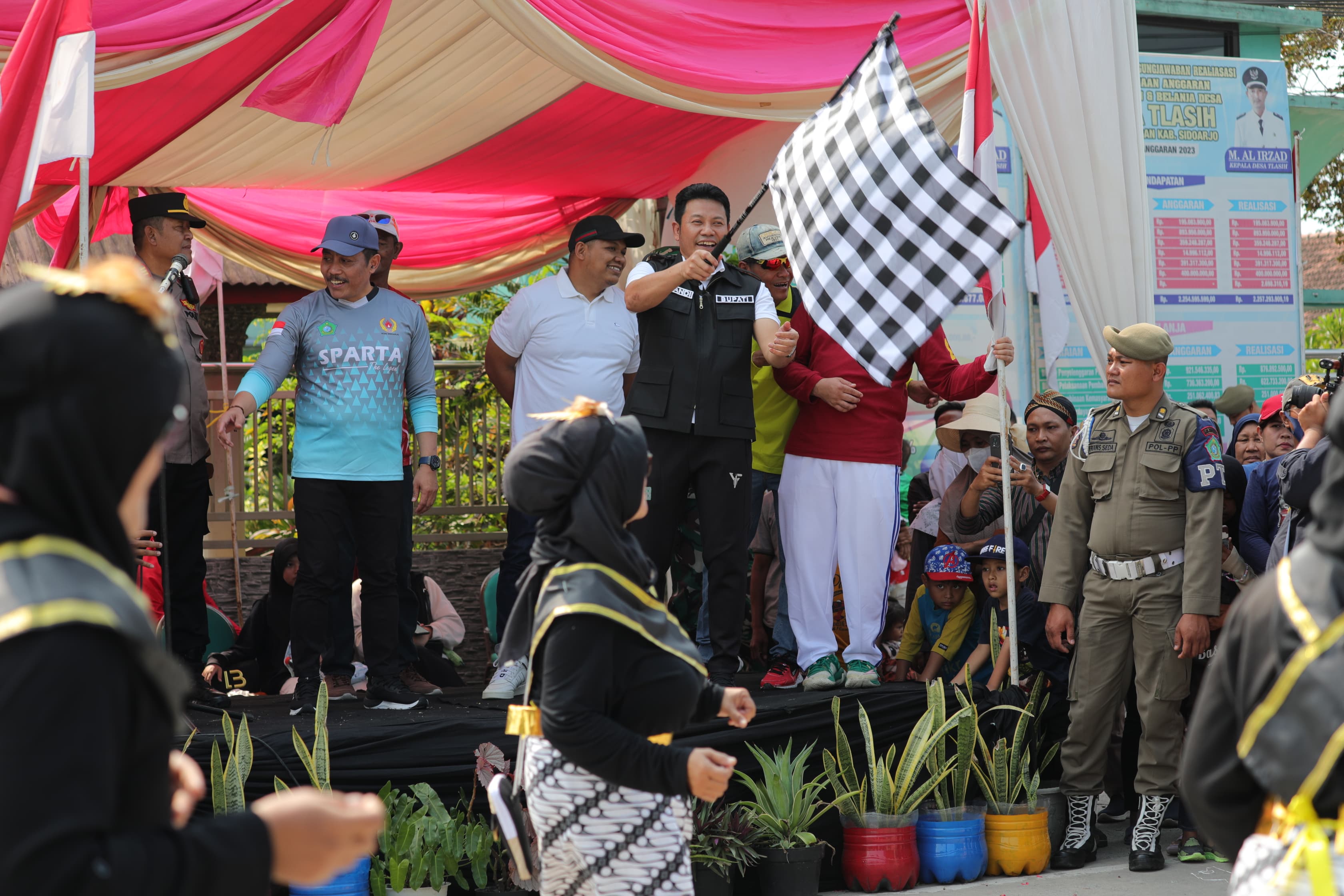 KARNAVAL - Plt Bupati Sidoarjo, Subandi secara resmi membuka Lomba Karnaval peringatan HUT RI ke 79 di Lapangan Desa Tlasih, Kecamatan Tulangan, Sidoarjo, Sabtu (10/08/2024).