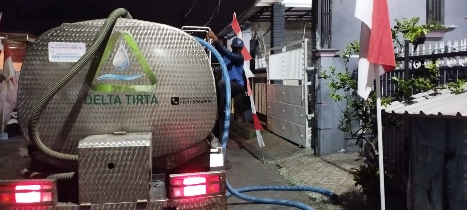 PASOK - Perumda Delta Tirta Sidoarjo memasok air bersih ke sejumlah pelanggan sejak adanya penurunan Debit Sungai Pelayaran yang memicu produksi si IPA Tawangsari, Kecamatan Taman, Sidoarjo menurun, Senin (12/08/2024).