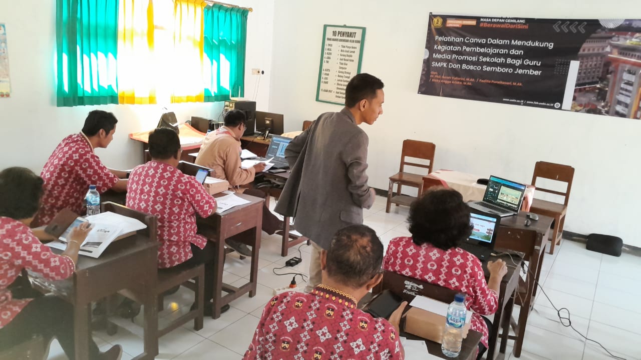 ABDIMAS - Guru SMPK Don Bosco Tanggul, Jember mendapat transfer ilmu dari tim Abdimas, Universitas Wijaya Kusuma Surabaya (UWKS) berupa pemanfaatan teknologi aplikasi Canva yang dapat digunakan para guru dan murid untuk membuat desain, Senin (12/08/2024).