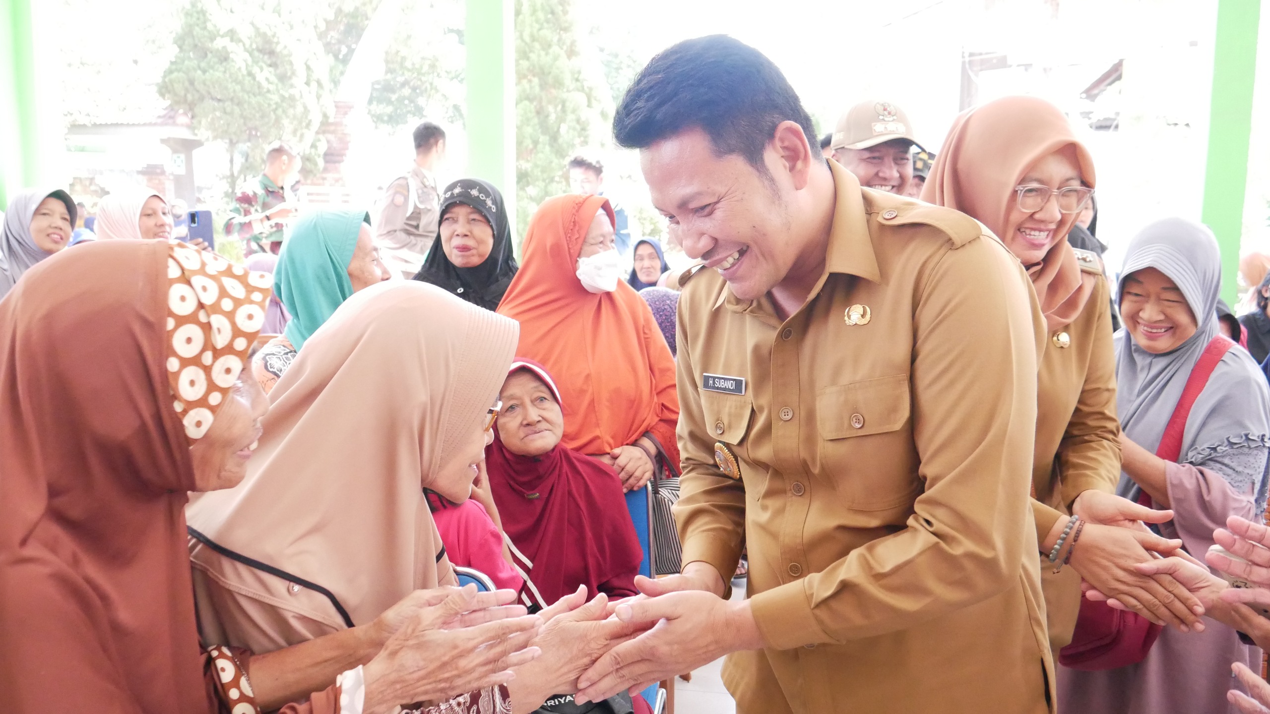 SERAHKAN - Plt Bupati Sidoarjo menyerahkan langsung bantuan beras pangan 10 kilogram ke warga miskin di 12 desa/kelurahan di Kecamatan Sidoarjo dan Kecamatan Taman, Senin (12/08/2024). 