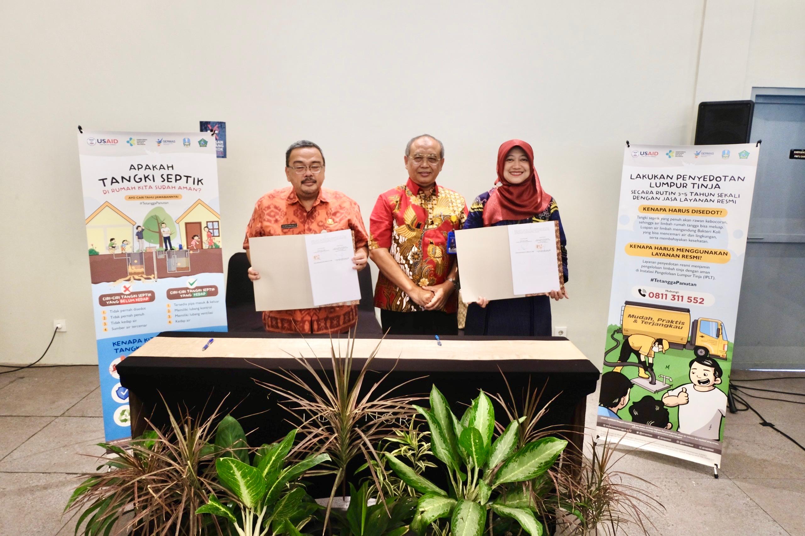 MoU - Penandatanganan dokumen perjanjian kerjasama (MoU) layanan sanitasi aman antara PT BPR Delta Artha Sidoarjo dan Dinas Perumahan, Permukiman, Cipta Karya dan Tata Ruang (P2CKTR) dan pihak ketiga dari USAID IUWASH, di Luminor Hotel, Kamis (15/08/2024)