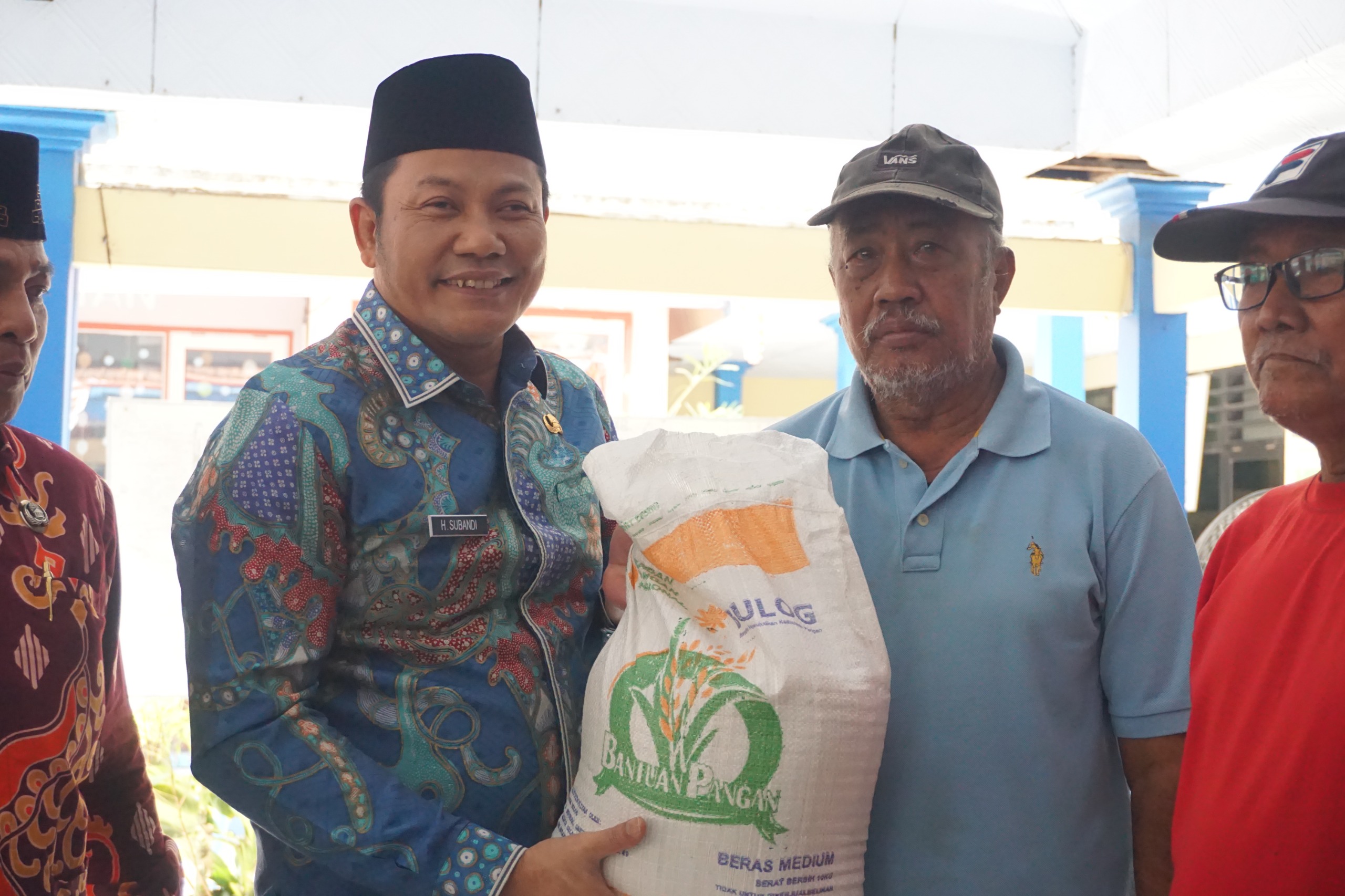 DISTRIBUSI - Plt Bupati Sidoarjo, Subandi turun langsung meninjau penyaluran bantuan pangan beras untuk alokasi bulan Agustus 2024 di dua kecamatan. Yakni di Kecamatan Krian dan Kecamatan Prambon, Kamis (15/08/2024).