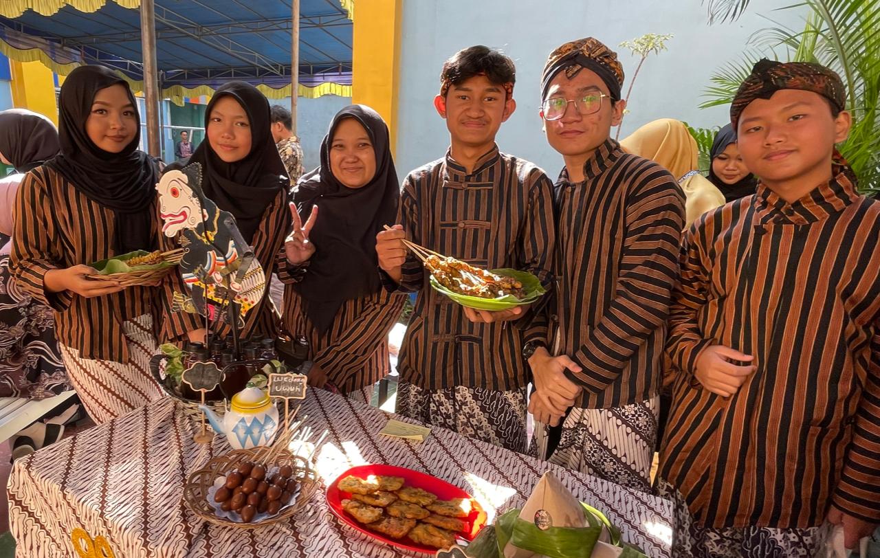 LOMBA - Para siswa dan siswi SMP Muhammadiyah 2 Taman (Spemduta) Sidoarjo memamerkan makanan khas tradisional Nusantara sekaligus mengisi berbagai perlombaan permainan tradisional menjelang HUT RI ke 79 sekaligus implementasi P5, Kamis (15/08/2024).
