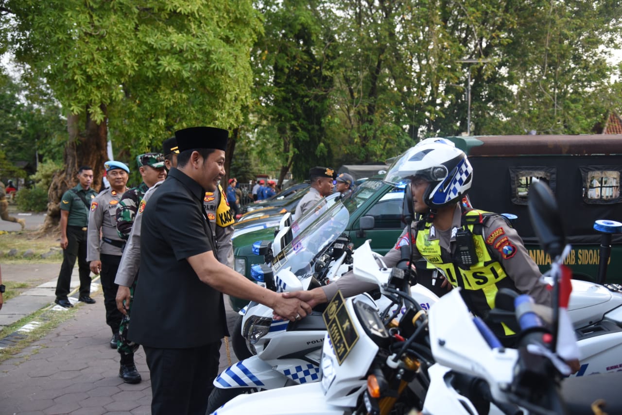 APEL - Plt Bupati Sidoarjo Subandi bersama Kapolresta Sidoarjo Kombes Pol Cristian Tobing mengecek kesiapan saat Apel Gelar Pasukan Operasi Mantap Praja Semeru 2024 di Alun - Alun Sidoarjo, Kamis (15/08/2024) sore.