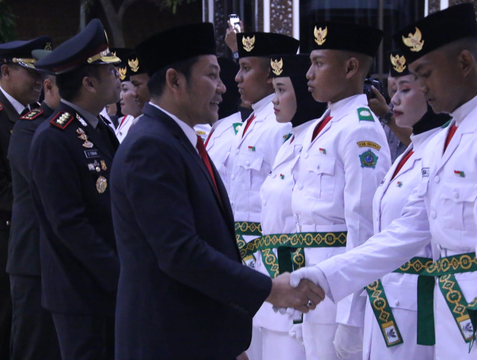 KUKUHKAN - Plt Bupati Sidoarjo, Subandi mengukuhkan 76 anggota Pasukan Pengibar Bendera Pusaka (Paskibraka) Tahun 2024 di Pendopo Delta Wibawa, Kamis (15/08/2024) malam. 