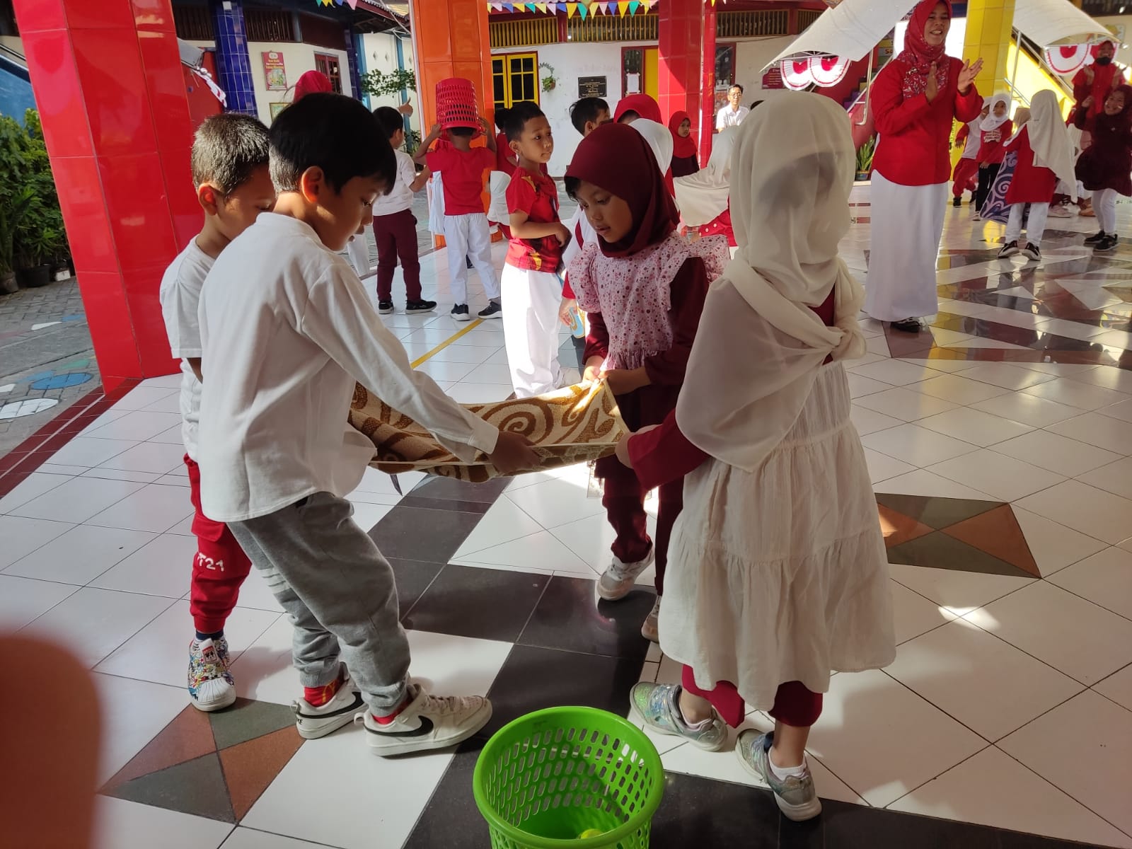 HUT RI - Perayaan HUT RI ke 79 di KB TK Al Muslim, Kecamatan Waru Sidoarjo, berlangsung meriah dengan acara yang digelar selama 3 hari yakni mulai tanggal 14 sampai 16 Agustus 2024 kemarin serta upacara bendera, Sabtu (17/08/2024). 