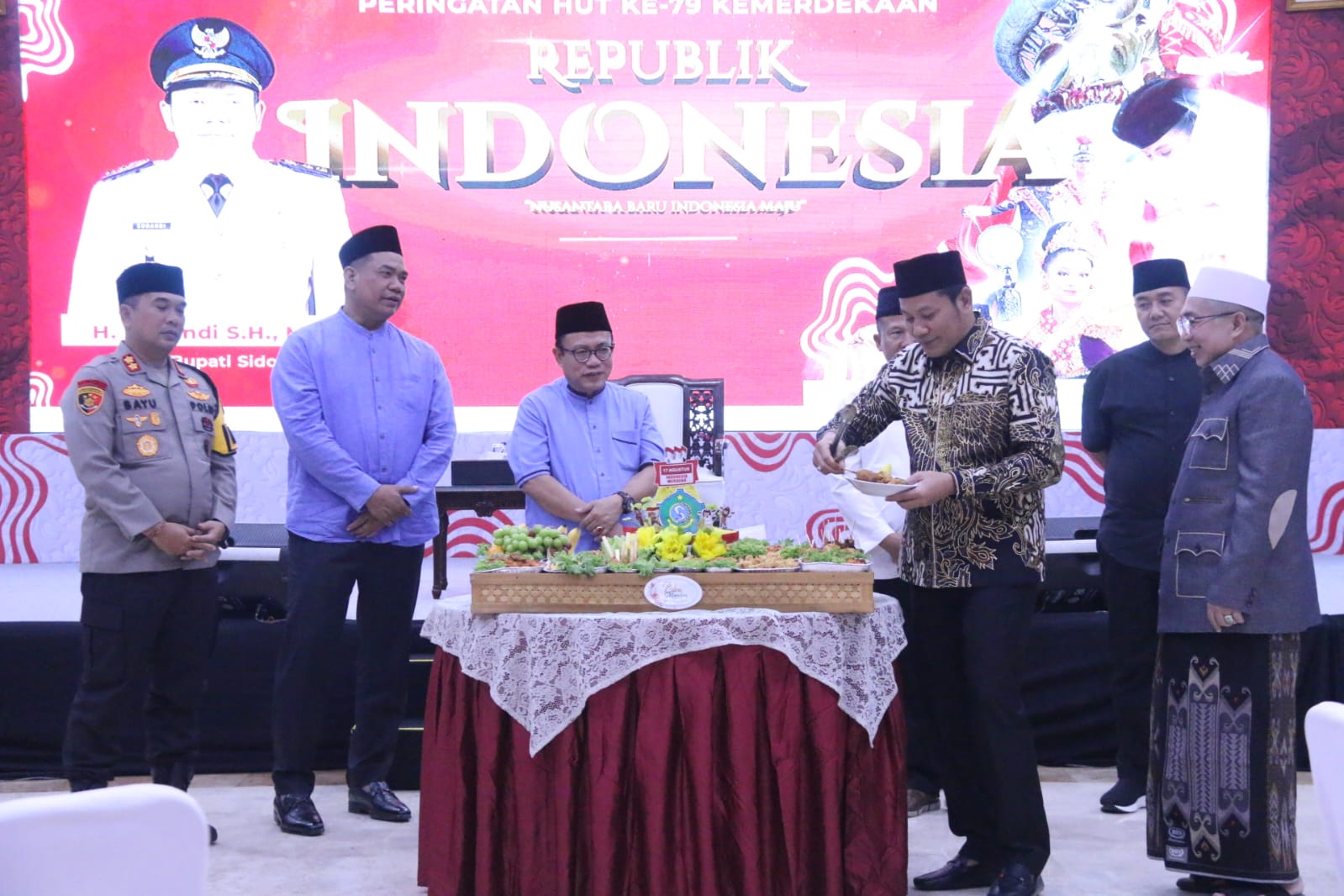 SYUKURAN - Plt Bupati Sidoarjo, Subandi memimpin Pemerintah Kabupaten (Pemkab) Sidoarjo menyelenggarakan Malam Tasyakuran Peringatan HUT RI ke 79 di Pendopo Delta Wibawa, Jumat (16/08/2024) malam.