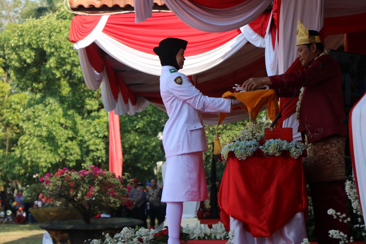 UPACARA - Plt Bupati Sidoarjo, Subandi sekaligus inspektur upacara memakai baju adat Palembang, Sumatera Selatan (Sumsel) saat Upacara Peringatan Hari Ulang Tahun (HUT) Republik Indonesia (RI) ke 79 di Alun-Alun Sidoarjo, Sabtu (17/08/2024).
