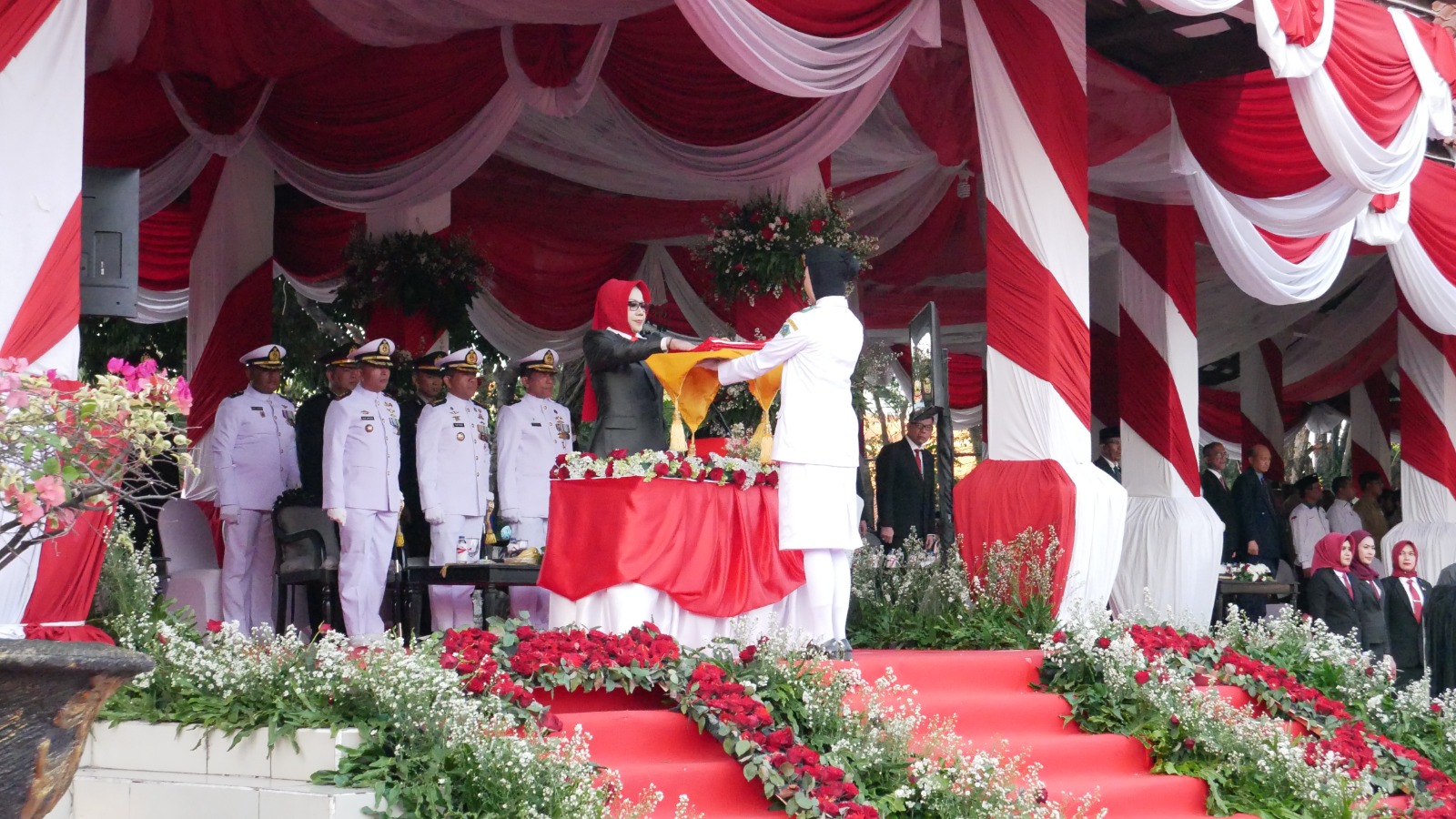 PENURUNAN - Sekretaris Daerah (Sekda) Kabupaten Sidoarjo, Dr Fenny Apridawati hadir sekaligus menjadi Instruktur Upacara (Irup) Penurunan Bendera Merah Putih di Alun-Alun Sidoarjo, Sabtu (17/08/2024) sore.