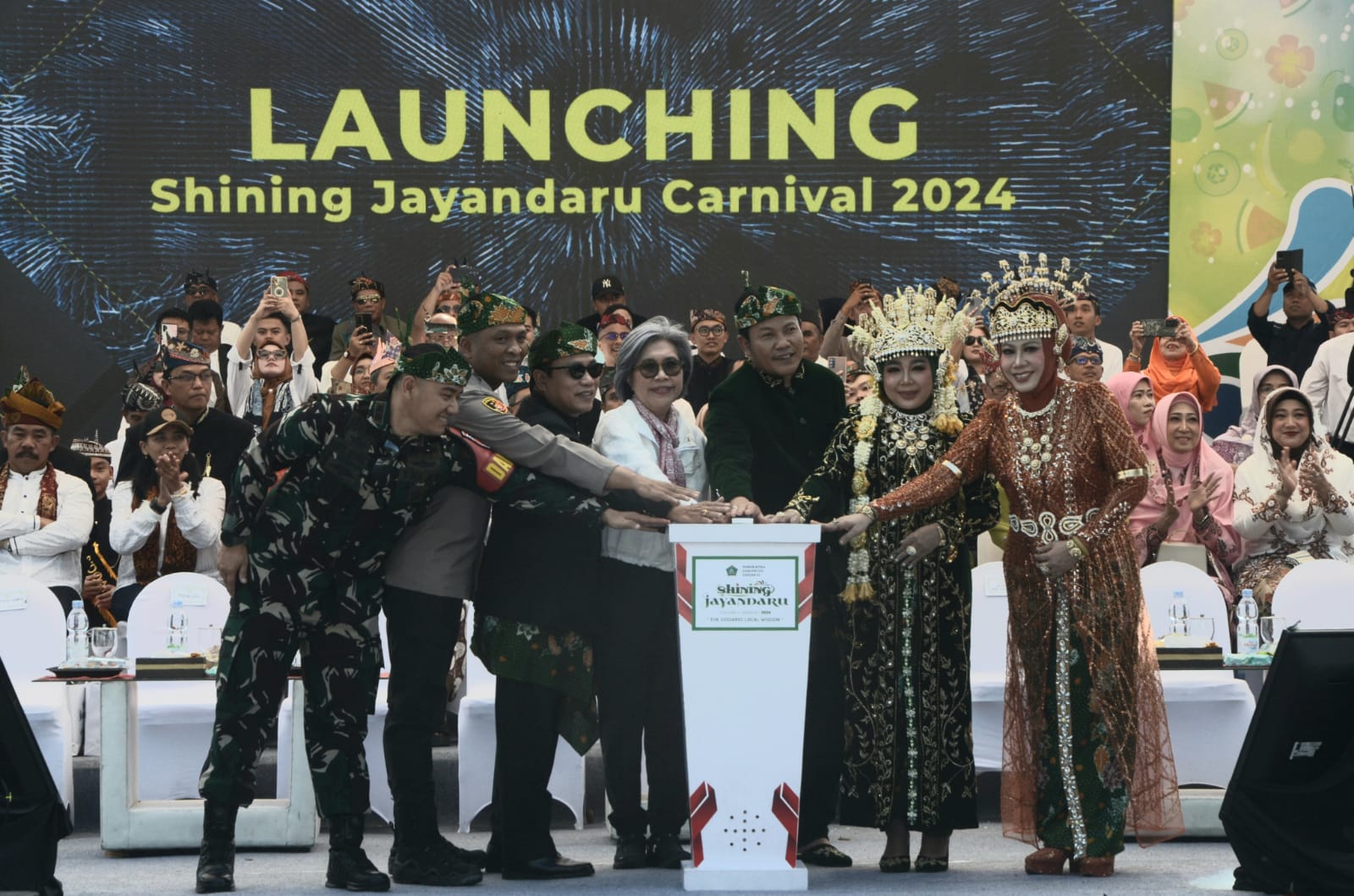 KARNAVAL - Plt Bupati Sidoarjo, Subandi membuka acara Shining Jayandaru yang menjadi karnaval pertama di Sidoarjo sejak Covid - 19 mulai di depan Monumen Jayandaru Alun - Alun Sidoarjo, Minggu (18/08/2024) sore.