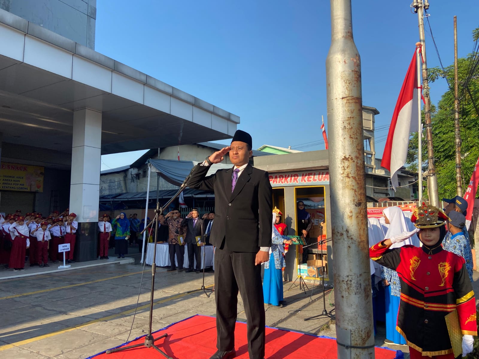 UPACARA - Upacara memperingati Hari Ulang Tahun Ke-79 Republik Indonesia dilaksanakan Pimpinan Cabang Muhammadiyah (PCM) Krian Sidoarjo yang digelar di halaman Mall Ramayana Krian Sidoarjo, Sabtu (17/08/2024).