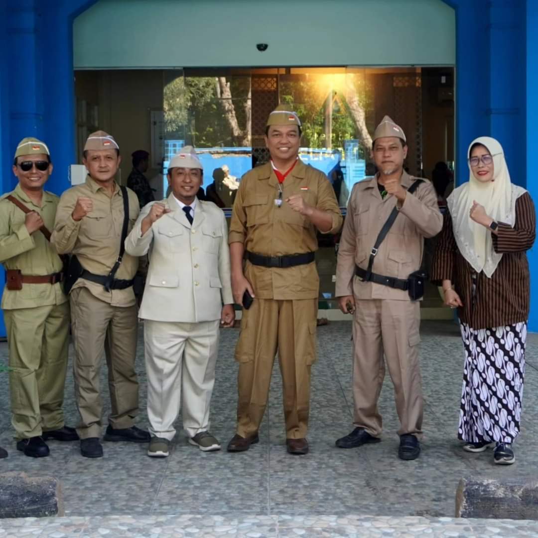 HIMBAUAN - Para Direktur Perumda Delta Tirta termasuk Direktur Pelayanan Fatihul Faizun mengenakan pakaian para pejuang untuk mengejang jasa para pejuang yang merebut Kemerdekaan RI, Senin (19/08/2024).