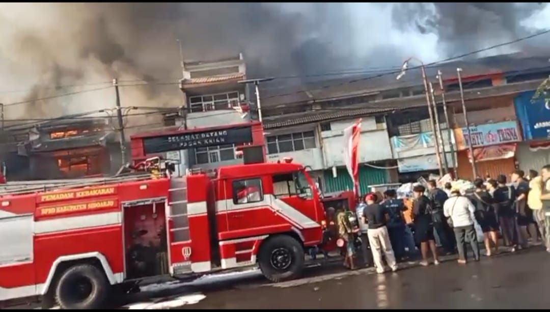 TERBAKAR - Pasar tradisional Krian yang merupakan pasar terbesar di wilayah Sidoarjo Barat ludes terbakar hingga 4 jam api belum bisa dipadamkan petugas PMK, warga dan para pedagang, Selasa (20/08/2024) pagi.