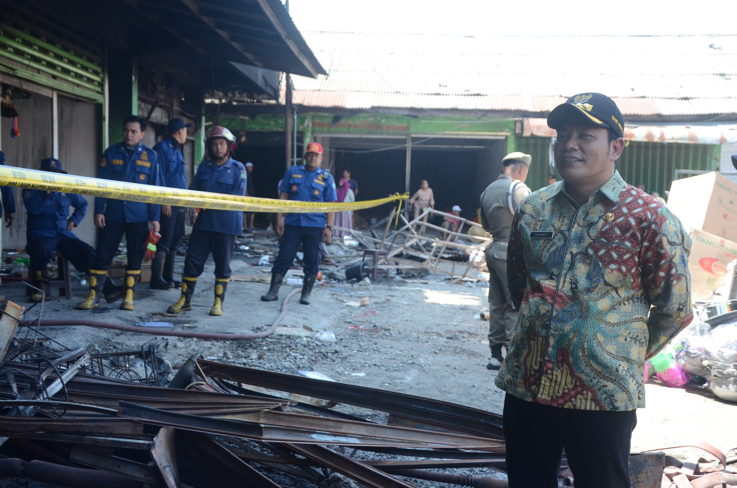 TINJAU - Plt Bupati Sidoarjo, Subandi dan Kepala Disperindag Pemkab Sidoarjo meninjau lokasi Pasar Krian yang terbakar usai kebakaran berhasil dipadamkan petugas PMK sekitar delapan jam, Selasa (20/08/2024).