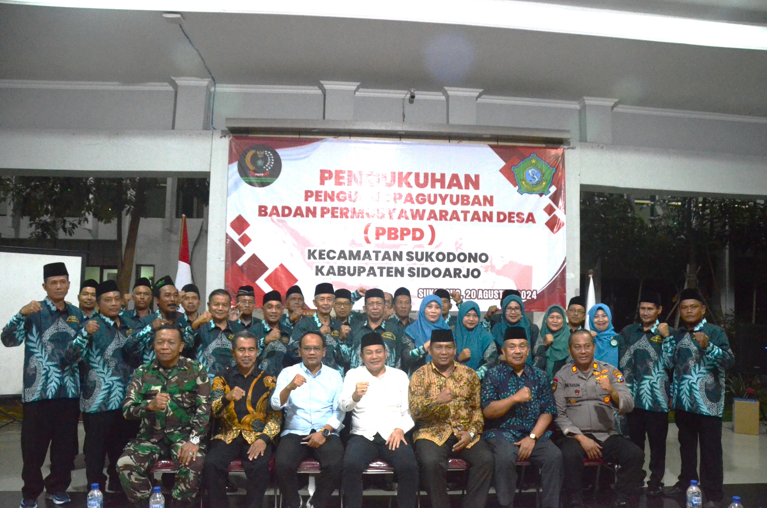 PELANTIKAN - Plt Bupati Sidoarjo, Subandi menyaksikan langsung pengukuhan pengurus Paguyuban Badan Permusyawaratan Desa (PBPD) se Kecamatan Sukodono periode Tahun 2024 - 2029, Selasa (20/08/2024) malam.