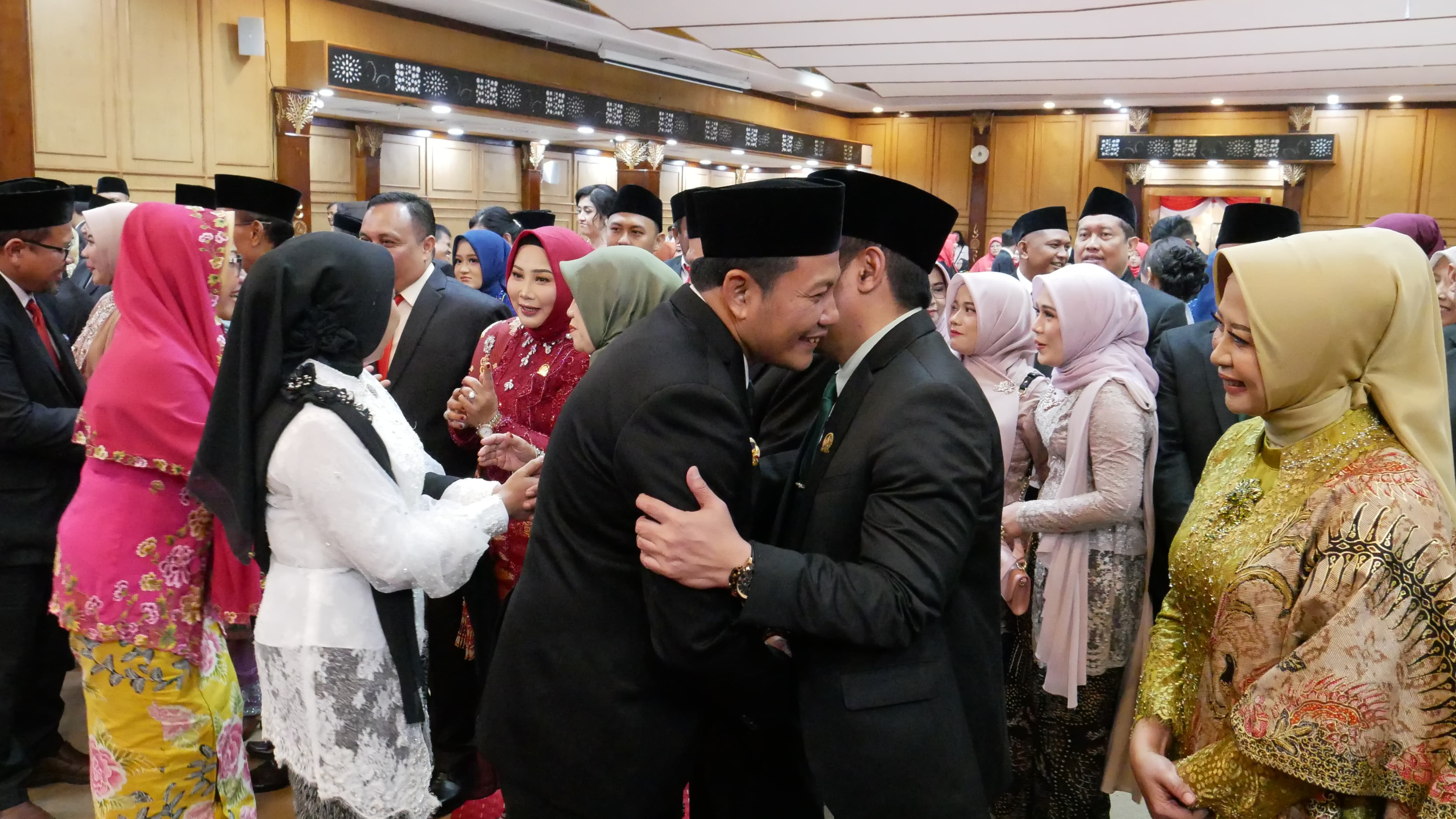 UCAPAN - Plt Bupati Sidoarjo, Subandi memberikan ucapan atas pelantikan sebanyak 50 anggota DPRD Kabupaten Sidoarjo periode 2024 - 2029 di ruang Rapat Paripurna DPRD Kabupaten Sidoarjo, Rabu (21/08/2024).