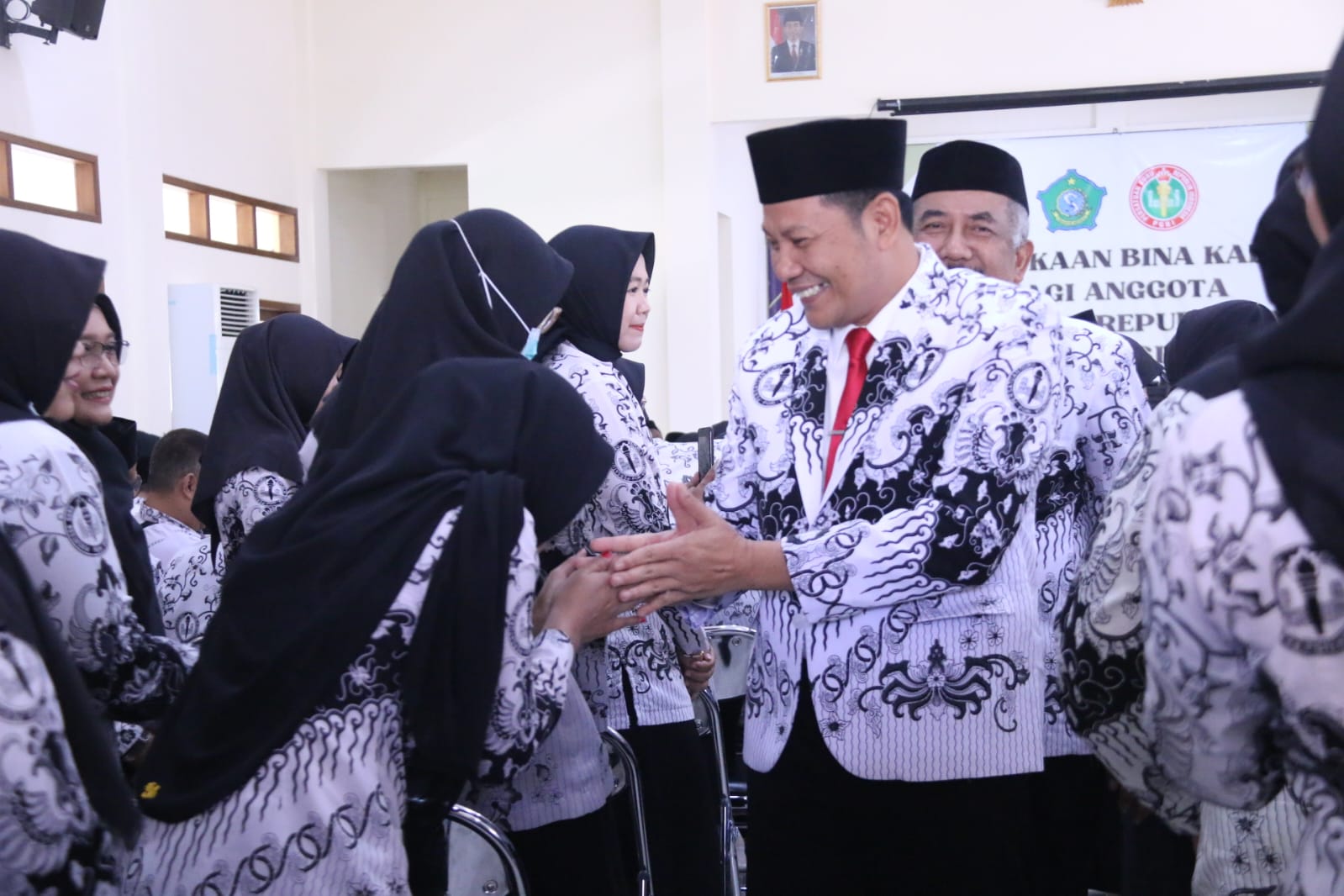 PEMBINAAN - Plt Bupati Sidoarjo, Subandi menghadiri acara Bina Kader bagi anggota PGRI Kabupaten Sidoarjo di Gedung Delta Graha Dwija PGRI Sidoarjo, Rabu (21/08/2024). 