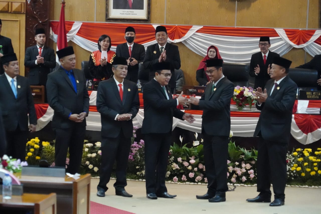 DILANTIK - Sebanyak 50 anggota DPRD Sidoarjo periode 2024 - 2029 secara resmi diambil sumpah dan dilantik di ruang Rapat Paripurna DPRD Sidoarjo, Rabu (21/08/2024). 