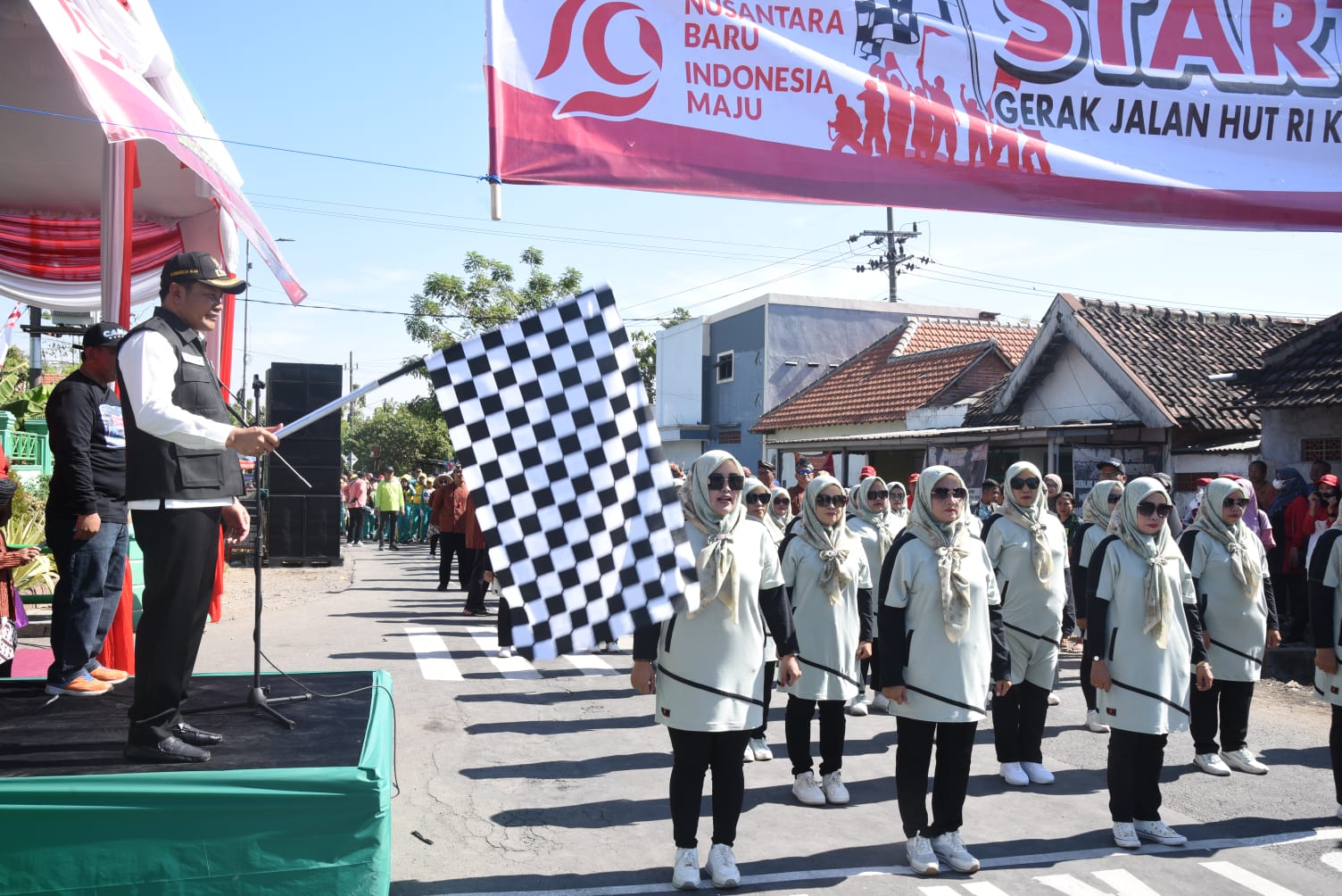BERANGKATKAN - Plt Bupati Sidoarjo, Subandi memberangkatkan sebanyak 171 regu gerak jalan memeriahkan peringatan HUT Kemerdekaan RI ke 79 Tahun 2024 yang digelar Pemerintah Kecamatan Wonoayu di depan SMAN 1 Wonoayu, Rabu (21/08/2024) sore. 