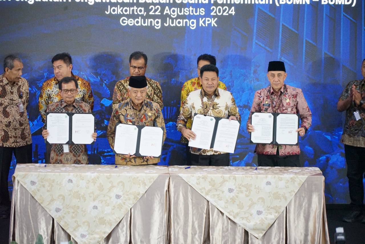 KERJASAMA - Plt Bupati Sidoarjo, Subandi tandatangan perjanjian kerjasama BUMN dan BUMD pada sektor pengelolaan sampah, di Gedung Juang Lantai 3, Gedung Merah Putih KPK, Jakarta selatan, Kamis (22/02024). 