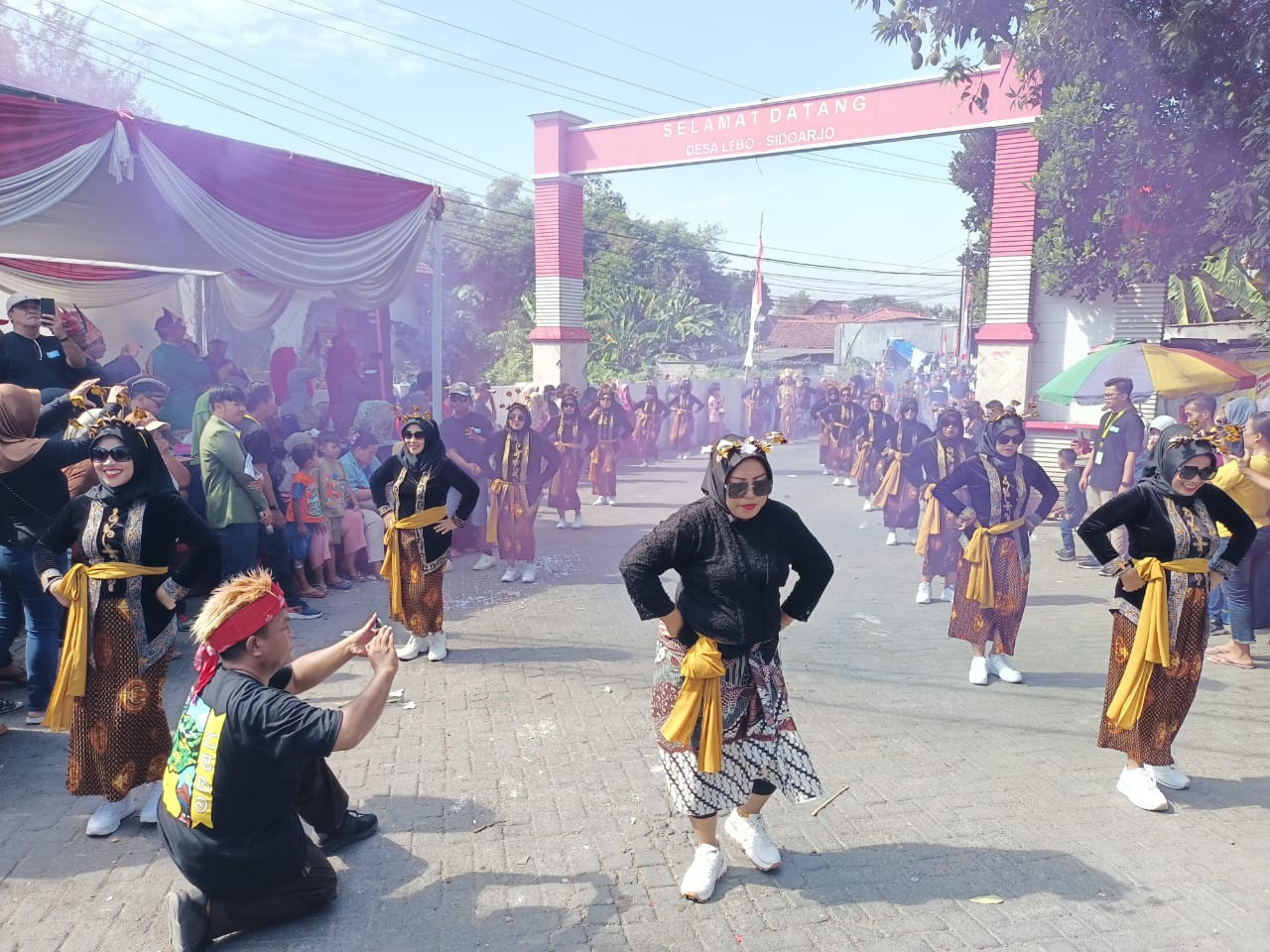 KARNAVAL - Puluhan warga RT 13, RW 04 Desa Lebo, Kecamatan/Kabupaten Sidoarjo menunjukkan aksinya di depan hadapan para dewan juri dan Kepala Desa (Kades) Lebo saat Karnaval HUT RI ke 79 di JL Raya Lebo, Sidoarjo, Minggu (25/08/2024).