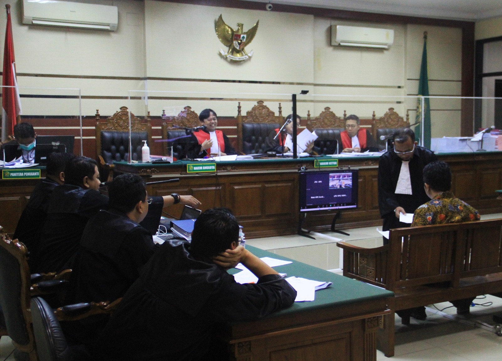 SAKSI AHLI - Keterangan saksi ahli mewarnai sidang perkara pemotongan insentif pegawai BPPD Pemkab Sidoarjo saat sidang di Pengadilan Tipikor Surabaya menghadirkan saksi ahli pakar hukum pidana, Dr Bambang Suheryadi (Unair) Senin (27/08/2024).