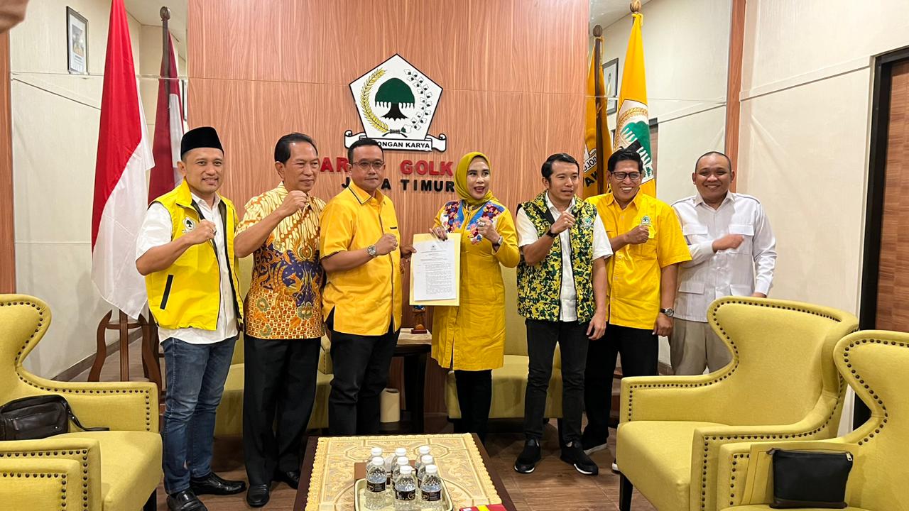 TERIMA - Bacawabup Mimik Idayana menerima rekomendasi dari Partai Golkar berpasangan dengan Bacabup Subandi, Selasa (27/08/2024). 