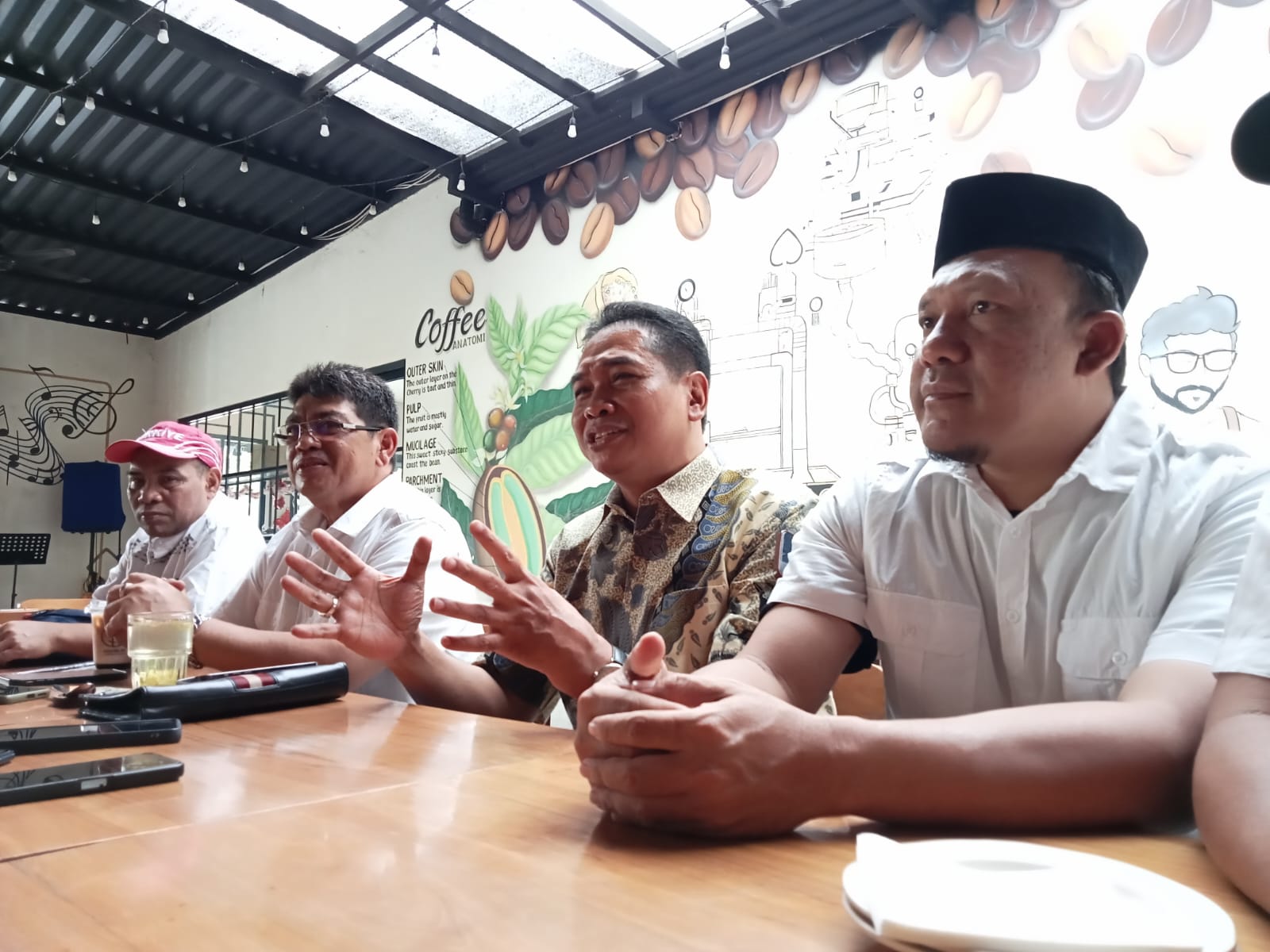 KETERANGAN -Bacabup Sidoarjo, Ir Sugiono memberikan keterangan pers menyatakan mundur dari bursa Pemilihan Kepala Daerah (Pilkada) Sidoarjo di hadapan puluhan media, Rabu (28/08/2024).