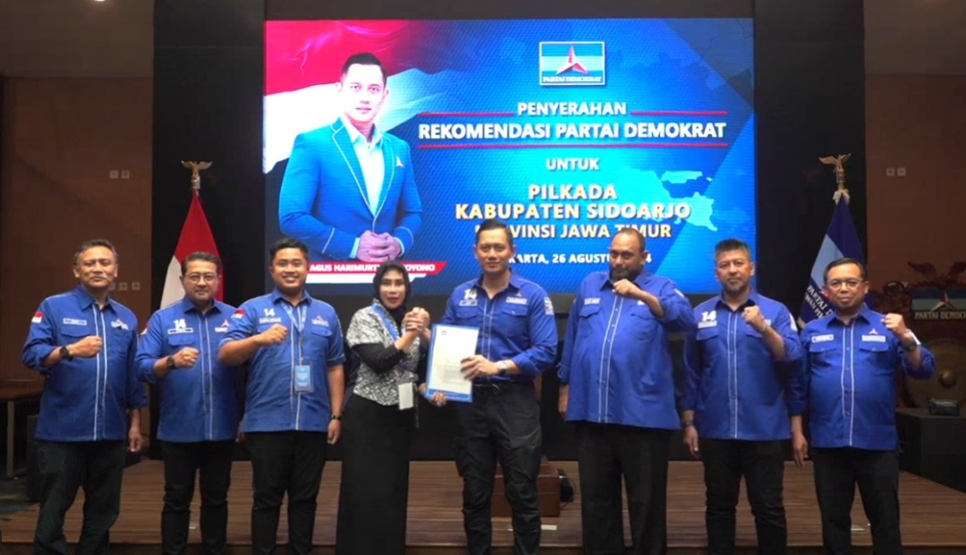 REKOMENDASI - Ketua Umum Partai Demokrat Agus Harimurti Yudhoyono (AHY) disaksikan Ketua DPC Demokrat Sidoarjo, Zahlul Yussar menyerahkan rekomendasi kepada Bacawabup Sidoarjo, Mimik Idayana kemarin.