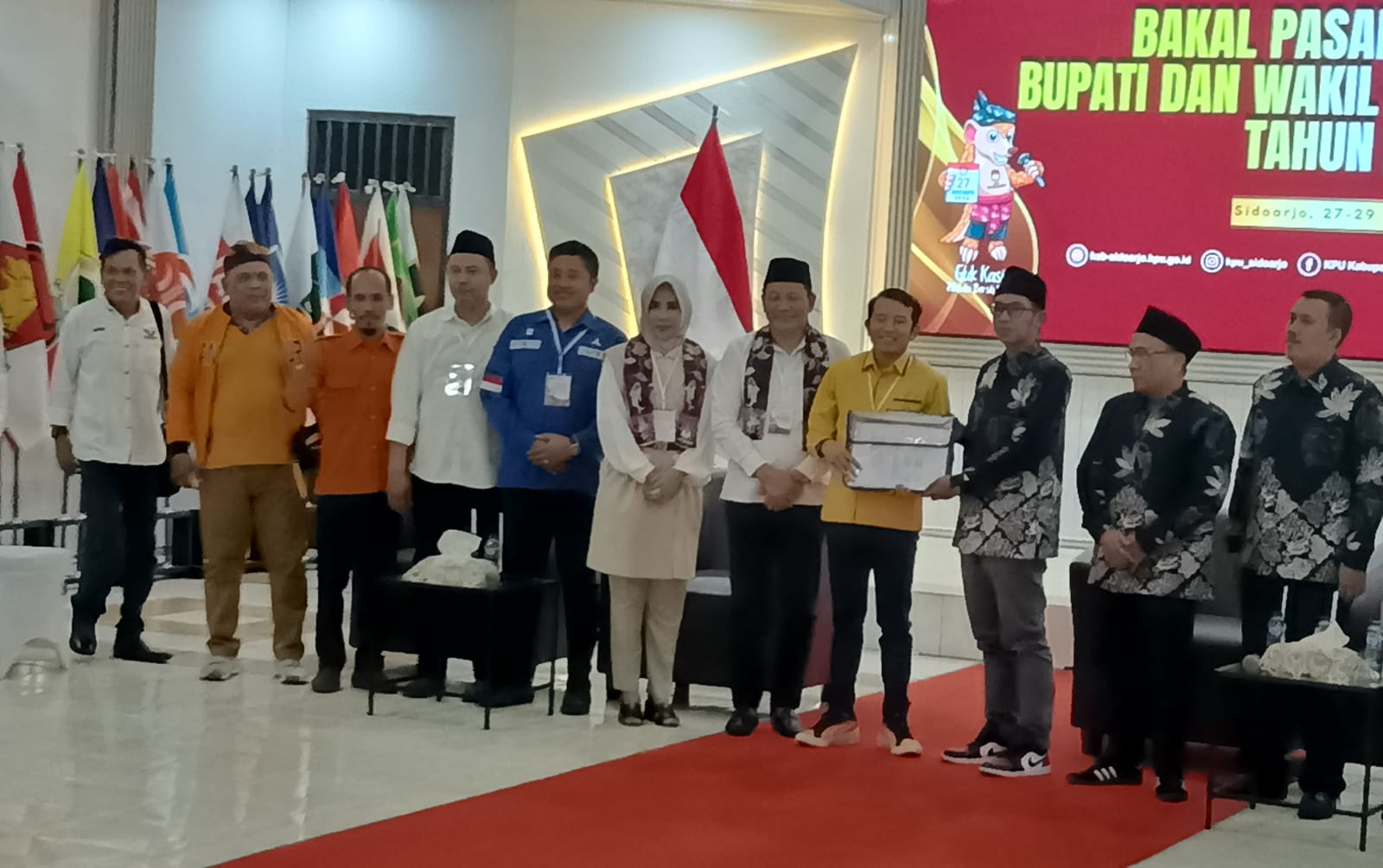 DAFTAR - Pasangan Calon Bupati dan Wakil Bupati, Subandi dan Mimik Idayana mendaftarkan diri ke KPU Sidoarjo yang ada di JL Raya Desa Cemengkalang, Kecamatan Sidoarjo, Kamis (29/08/2024).