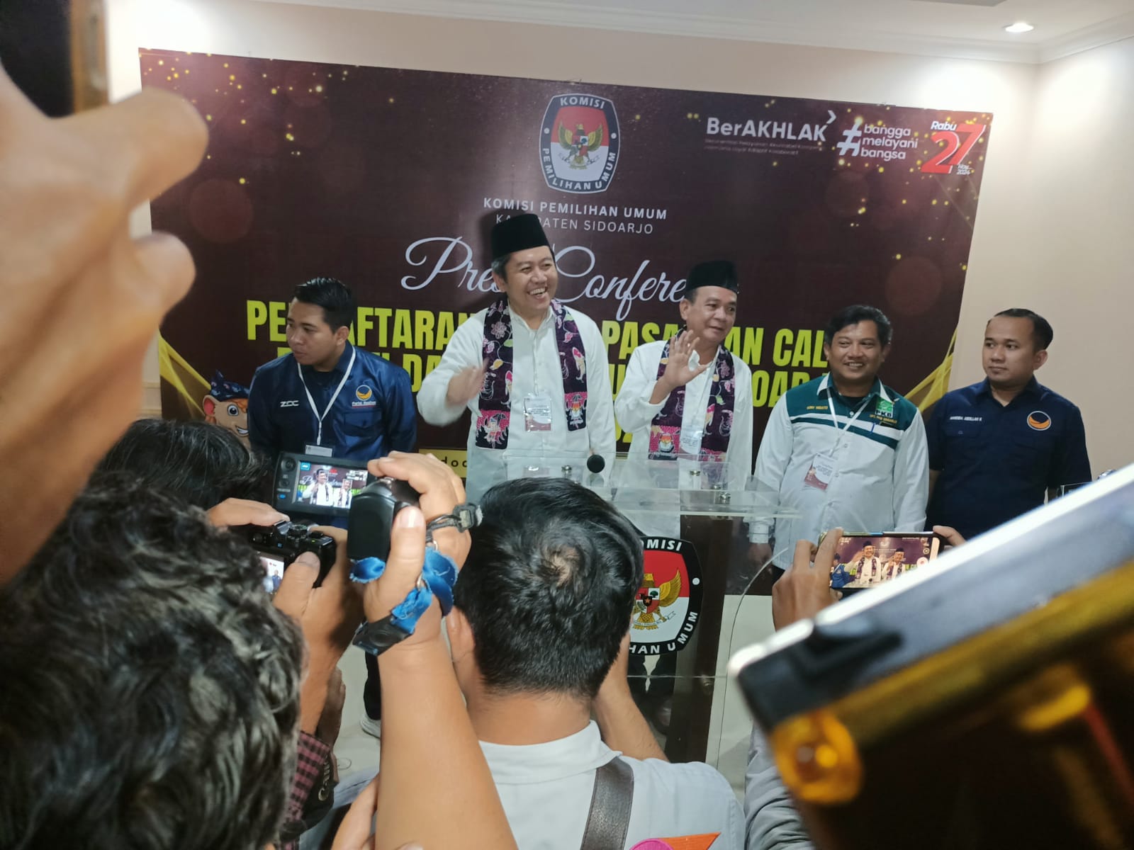 DAFTAR - Pasangan Calon Bupati dan Wakil Bupati Sidoarjo, Achmad Amir Aslichin dan Edi Widodo yang diusung dan didukung 9 partai mendaftar ke Komisi Pemilihan Umum (KPU) Sidoarjo, Kamis (29/08/2024) malam.