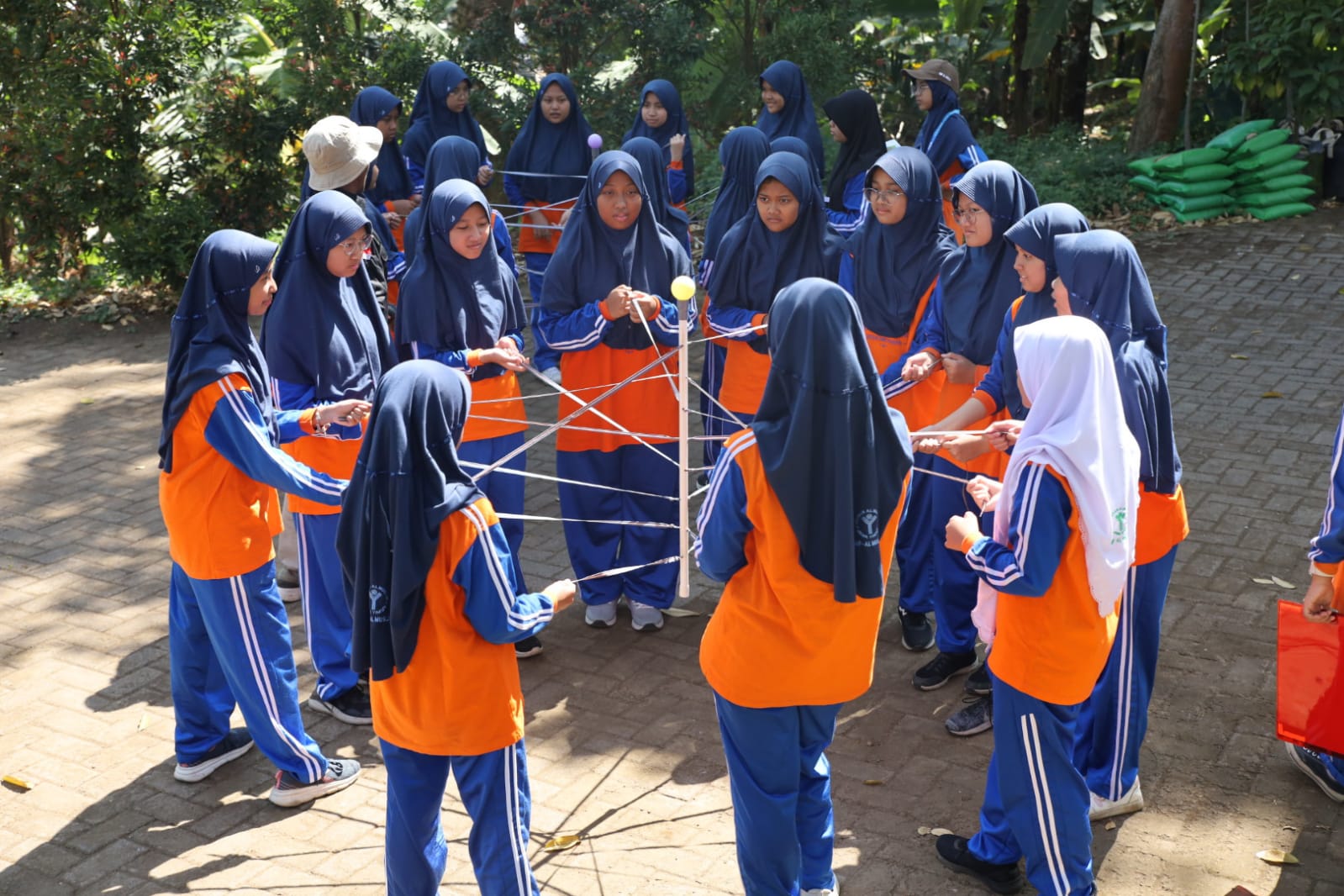 LDKS - Latihan Dasar Kepemimpinan Siswa (LDKS) kelas VII SMP Al Muslim digelar tanggal 28 sampai 29 Agustus 2024 di Villa Rumah Emak, Trawas, Mojokerto selama dua hari semalam hingga Kamis (29/08/2024) kemarin. 