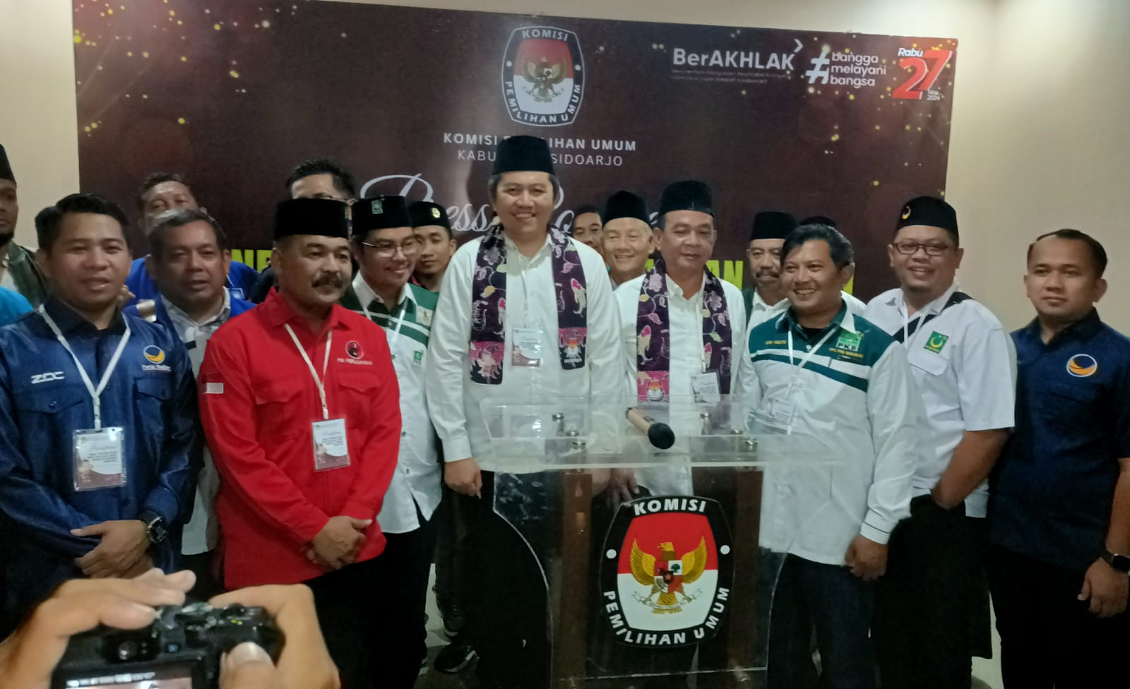DUKUNGAN - Pasangan Calon (Paslon) Bupati dan Wakil Bupati Sidoarjo, Achmad Amir Aslichin dan Edi Widodo mendapatkan dukungan 9 partai besar dan kecil saat mendaftar ke KPU Sidoarjo, Kamis (29/08/2024) malam.