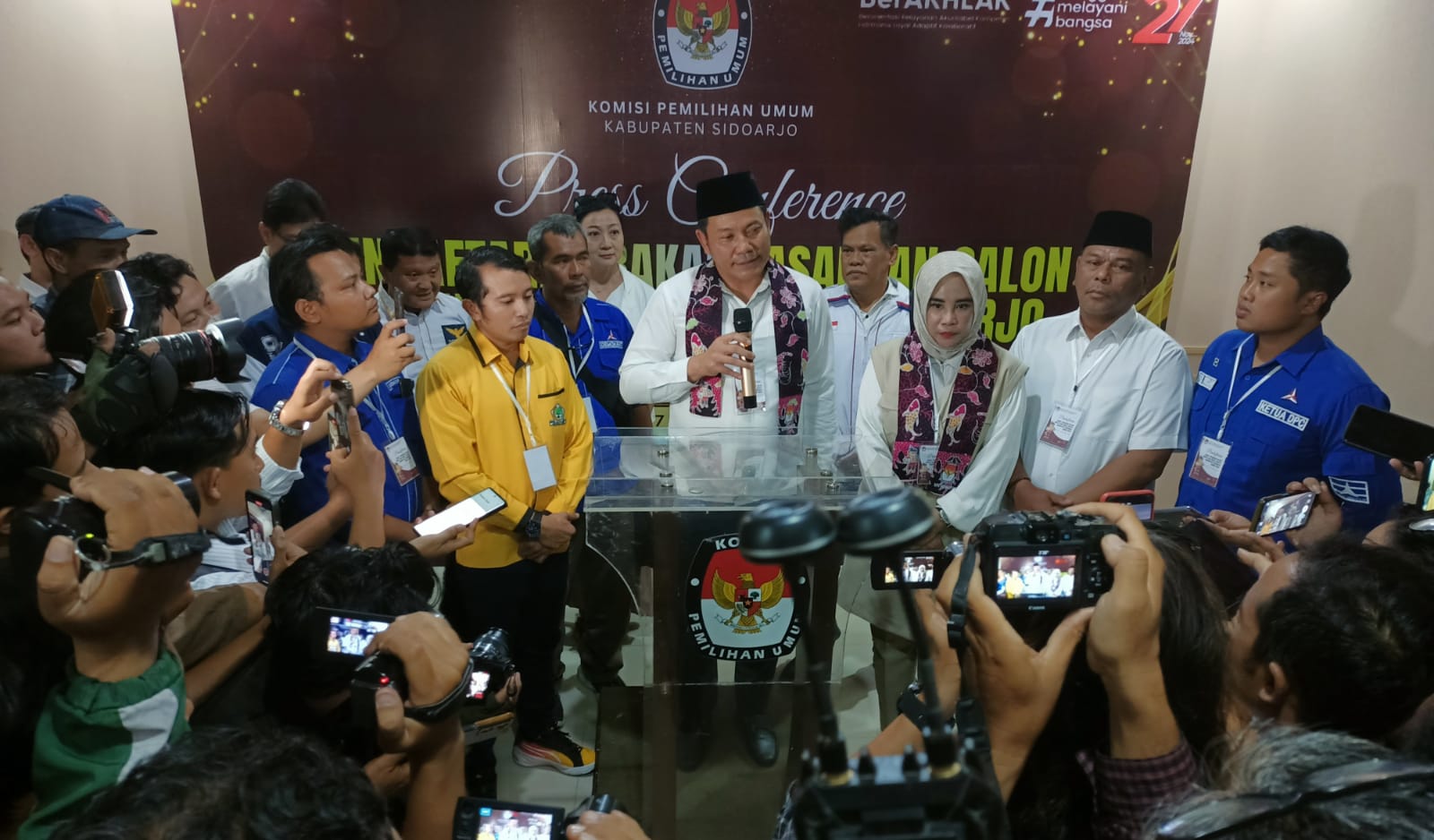 KETERANGAN - Cabup Sidoarjo, Subandi memberikan keterangan pers usai prosesi pendaftaran Cabup dan Cawabup di Kantor KPU Sidoarjo, Kamis (29/08/2024).