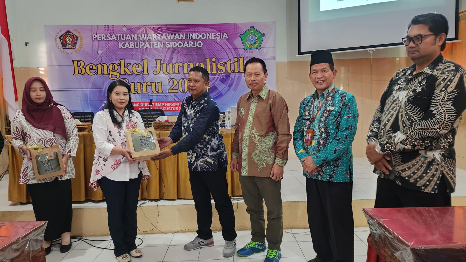 BENGKEL JURNALISTIK - Pengurus Persatuan Wartawan Indonesia (PWI) Sidoarjo menggelar pelatihan jurnalistik bernama Bengkel Jurnalistik Guru 2024 dengan peserta guru SMP dan MTs di Aula SMPN 1 Sidoarjo, Sabtu (31/08/2024).