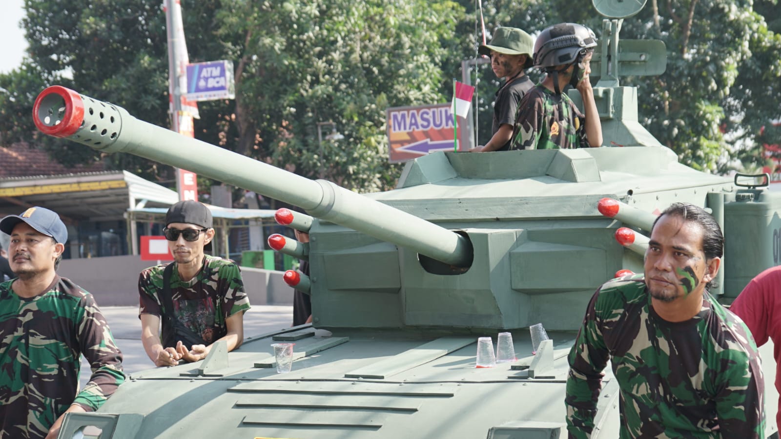 KARNAVAL - Warga RT 10, RW 03, Dusun Biting, Desa Suko, Kecamatan/Kabupaten Sidoarjo bersemangat mengikuti acara Karnaval dan Jalan Sehat dengan tema Bela Palestina dalam rangka memperingati HUT RI ke 79, Minggu (01/09/2024).