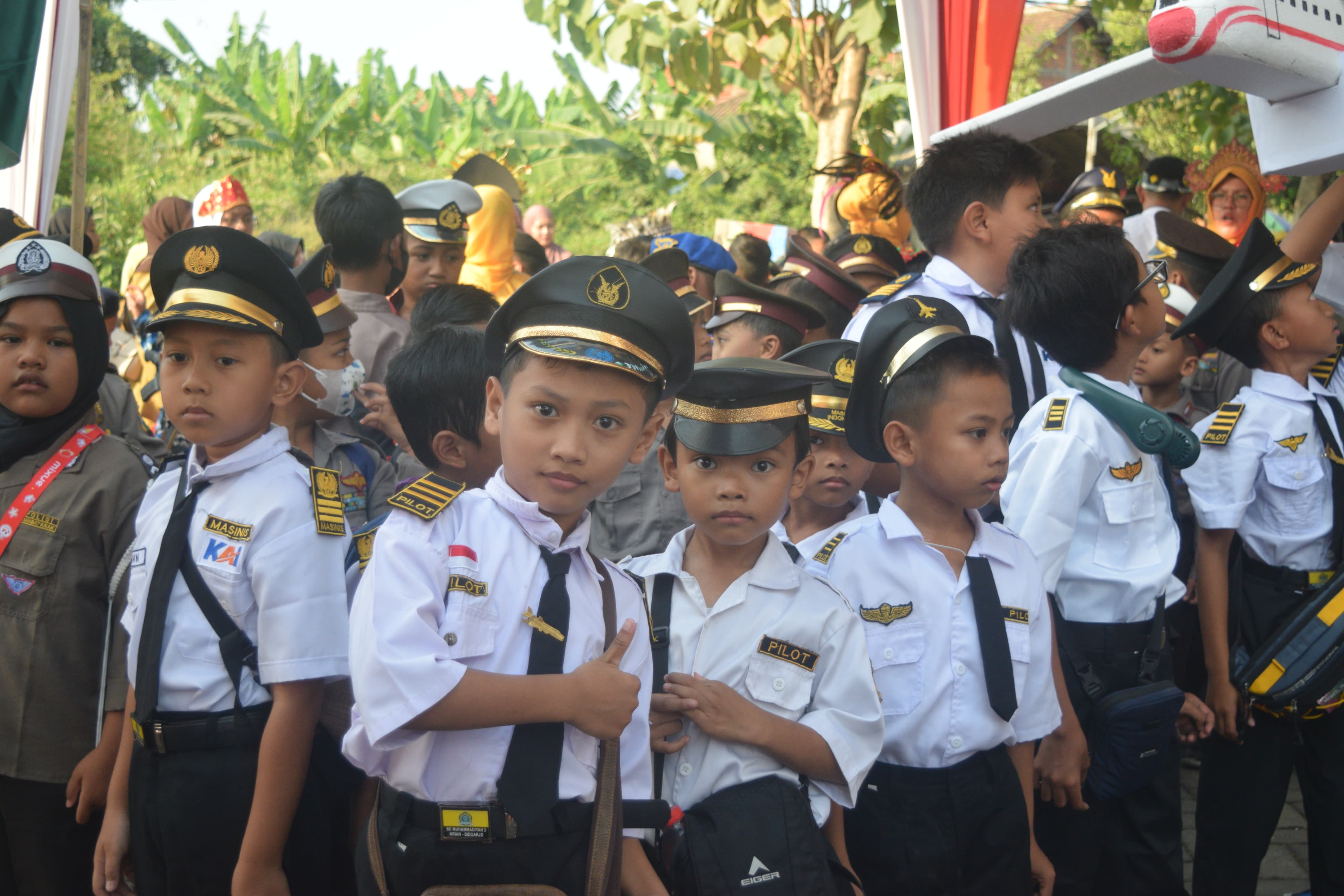 PAWAI - Siswa, guru dan karyawan SD Mukrida menggelar Pawai Milad ke 9 di Desa Barengkrajan, Kecamatan Krian, Sidoarjo, Jawa Timur, Sabtu (31/08/2024) petang.