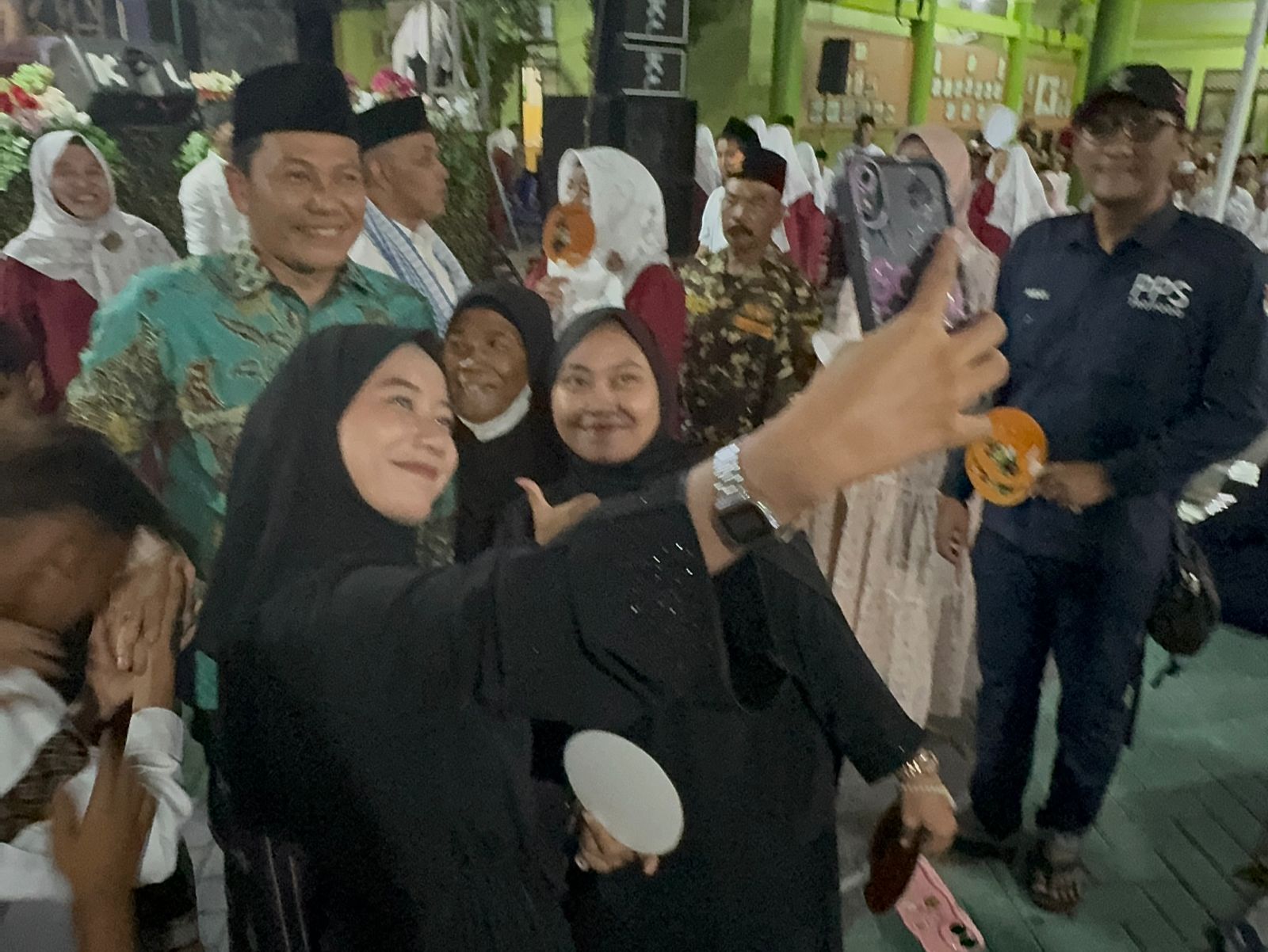 HUT RI - Puncak peringatan Hari Ulang Tahun Republik Indonesia (HUT RI) ke 79 di Desa Tropodo, Kecamatan Waru dihadiri Plt Bupati Sidoarjo, Subandi bersamaan Ruwah Desa di Balai Desa setempat, Sabtu (31/08/2024) malam.