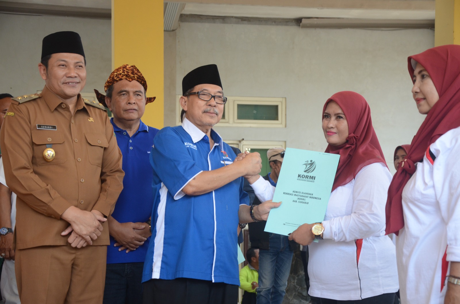 KUKUHKAN - Plt Bupati Sidoarjo, Subandi hadir saat pengukuhan 23 Ketua Kampung Olahraga Masyarakat Desa se Kecamatan Wonoayu yang digelar di Desa Jimbaran Wetan, Kecamatan Wonoayu, Senin (02/09/2024). 