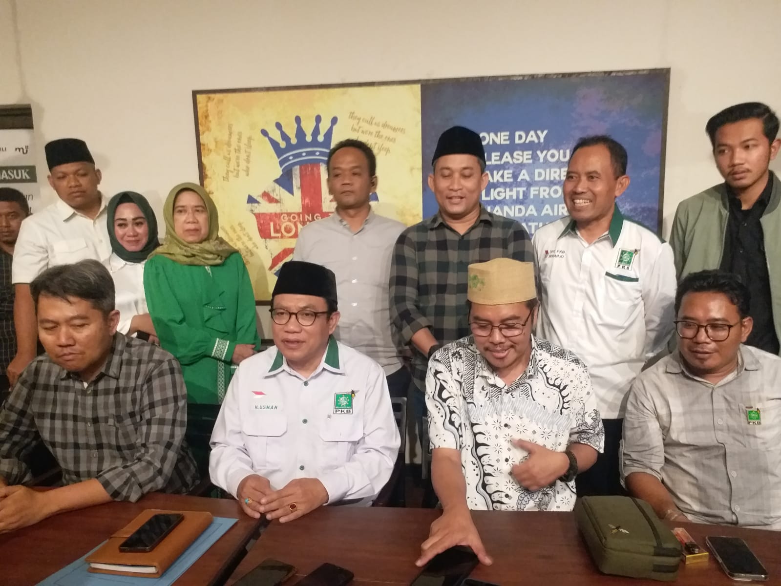 KONFERENSI PERS - Pengurus dan anggota Fraksi PKB DPRD Sidoarjo dipimpin Ketua DPC PKB Sidoarjo Abdilah Nasih menyerukan pencopotan baleno Cabup menggunakan logo PKB meski sudah diusung partai lain di salah satu Cafe di Sidoarjo, Senin (02/09/2024).